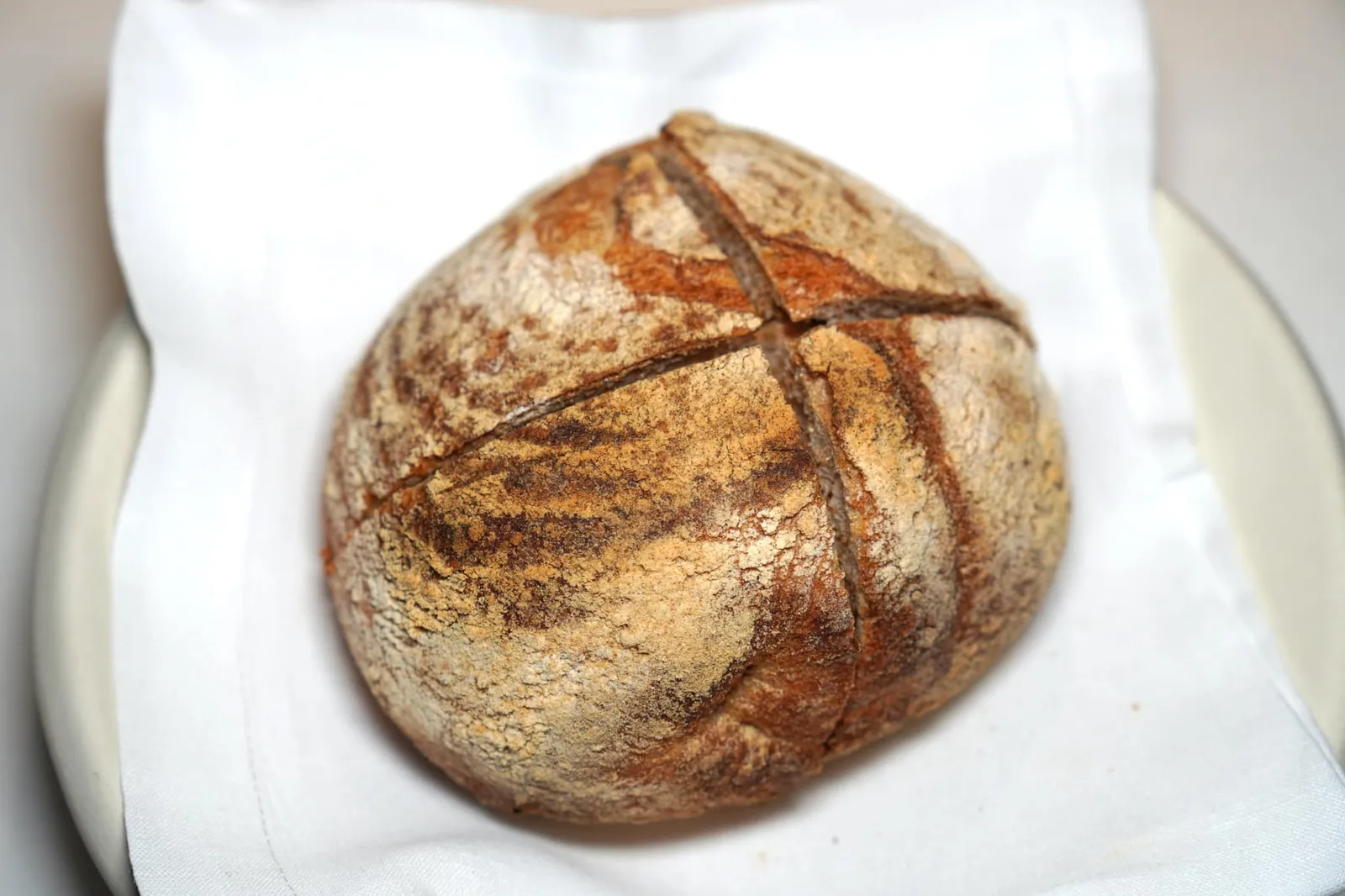 BREAD ขนมปัง Sourdough ชิ้นโตที่ผ่านการอบต่อด้วยย่างจนผิวกรอบ