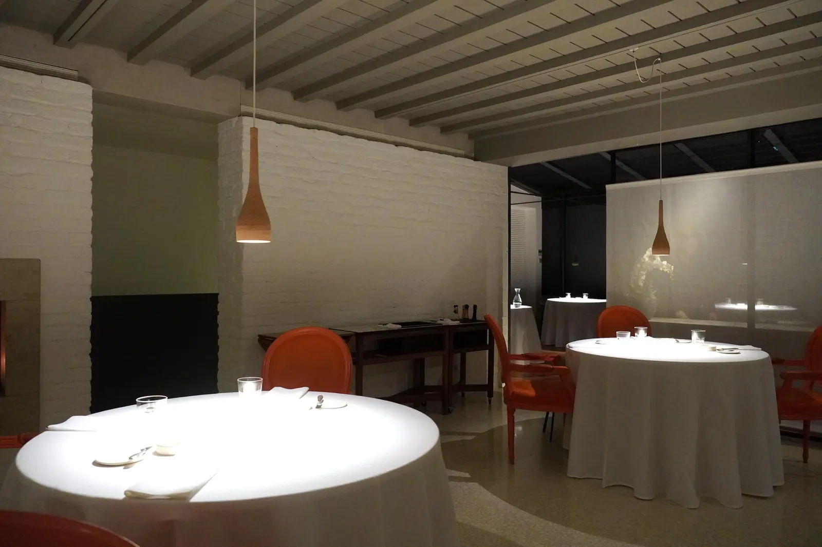 ภายในห้องรับประทานอาหารหลักตกแต่งอย่างเรียบง่ายในสไตล์ Minimalism โดยไม่ละทิ้งความหรูหรา