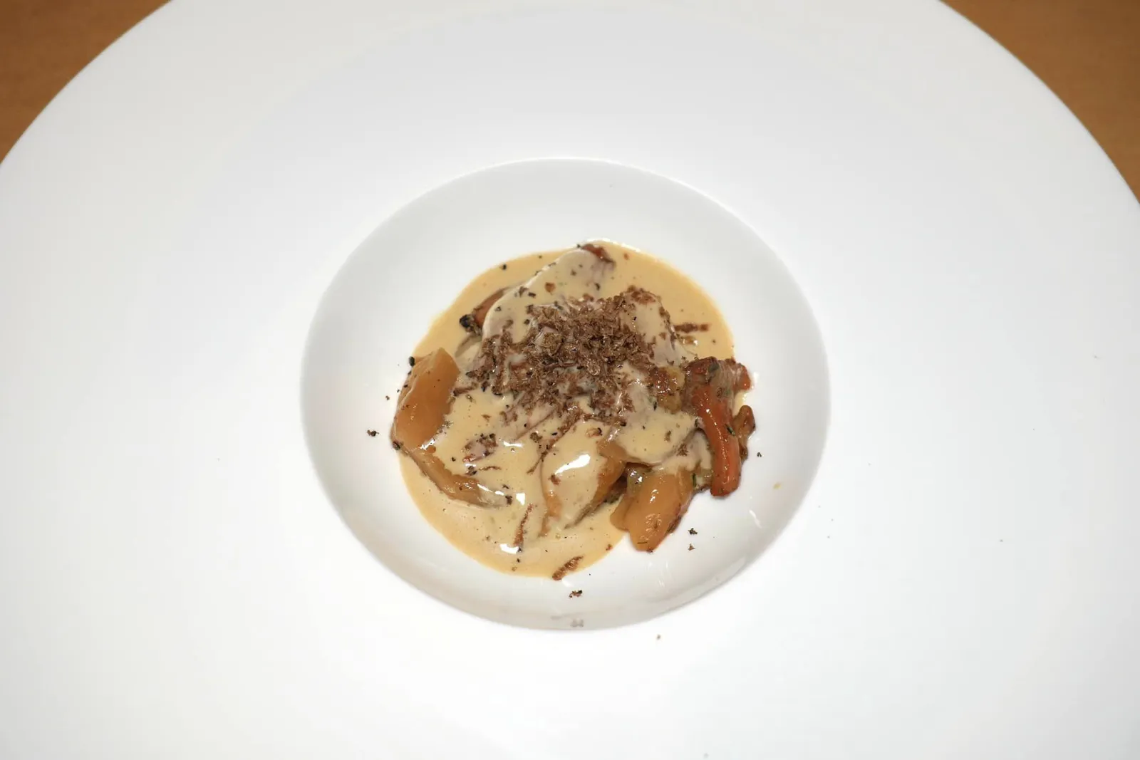 Insalata tiepida di funghi riduzione di scalogno al vermouth e tartufo nero Mushroom Salad หรือสลัดแบบอุ่นที่เตรียมมาจากเห็ด Porcini และ Chanterelle ให้เนื้อสัมผัสที่แตกต่างกันคลุกเคล้าไปกับซอสที่ผ่านการเคี้ยวจนงวดและมีความหอมของ Vermouth และหอมแดงเข้ากันกับ Black Truffle ที่ขูดละเอียดโรยมาที่ด้านบน Earthy Flavour ของเห็ดทั้งสองชนิดและซอสสามารถกลบความครีมมี่ของอาหารจานก่อนหน้าเพื่อเตรียมลิ้นเข้าสู่เมนคอร์สได้ดี (17/20)