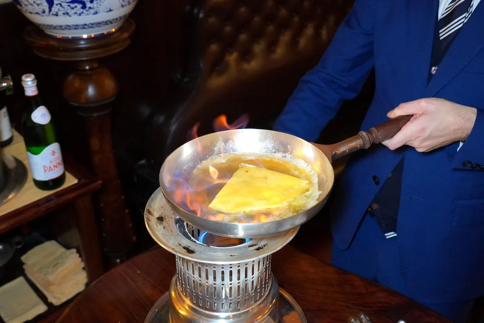 La nostra Crêpe Suzette alla lampada con gelato alla crema e scorza di limone จากนั้นจึงทำการ Flambéed จนไฟลุกเพื่อไล่แอลกอฮอล์ออกไป (17/20)
