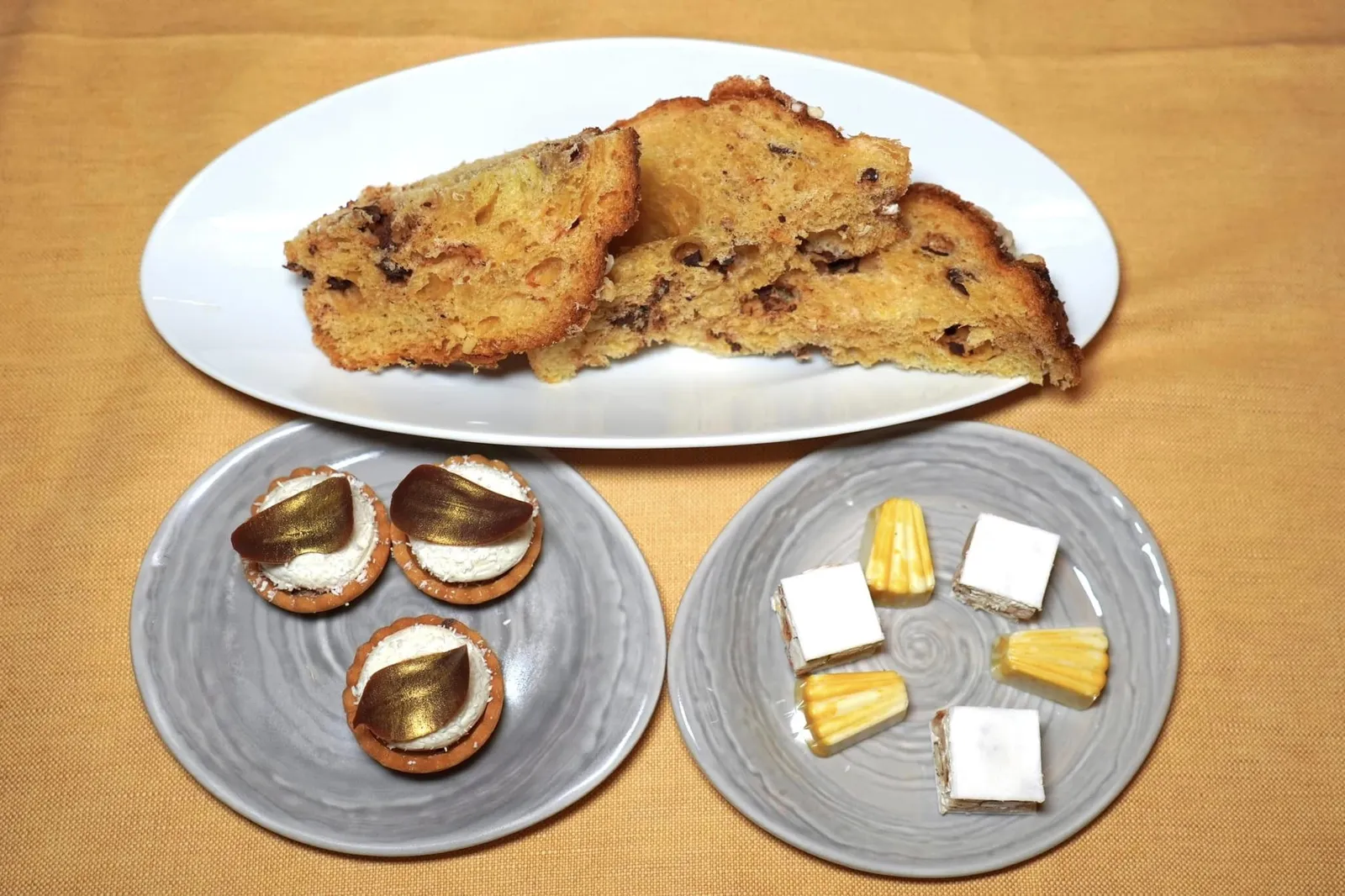 Piccola Pasticceria ปิดท้ายด้วยขนมชิ้นจิ๋วประกอยไปด้วย Tartelette เสิร์ฟมากับ Coconut Namelaka มีลักษณะเป็นครีมละมุน ๆ หอม ๆ ต่อด้วย Little Chocolate with Soft Milk, Italian Torrone และ Pannettone with Chocolate