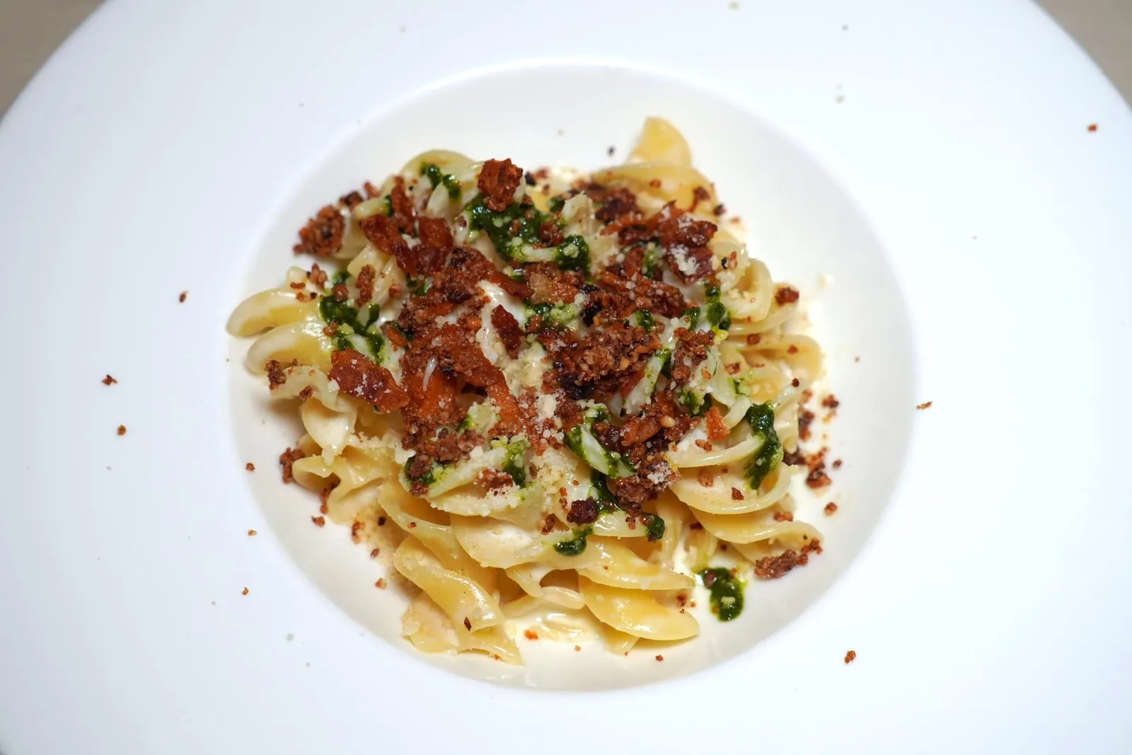 FUSILLONI “CACIO E PEPE”, CRISPY GUANCIALE, BASIL AND PINENUTS (23 €) Fusilloni พาสต้าทรงเกลียวเสิร์ฟมาที่ความสุกแบบ Al Dente สังเกตได้ขากความกรึบตรงกลางขณะเคี้ยว เชฟนำไปคลุกเคล้ากับชีสในรูปแบบ Cacio e Pepe เบรคความมันด้วยองค์ประกอบของใบเบซิล ในด้านเนื้อสัมผัสเชฟอาศัยความกรอบจาก Guanciale หรือแก้มหมูและเมล็ดสนนั่นเอง (13/20)