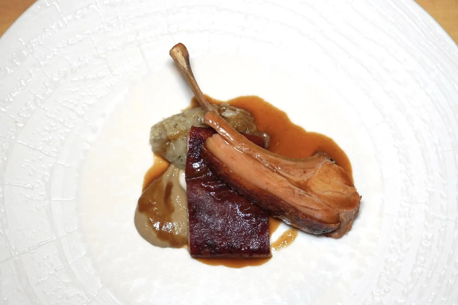 Sella di maialino “Mora Romagnola” crema di porcini, galletti allo scalogno e salsa al rosmarino Suckling Pig หรือเนื้อลูกหมู Mora Romagnola สายพันธุ์หมูท้องถิ่นของภูมิภาค Emilia-Romagna เชฟเลือกใช้ส่วน Saddle หรือส่วนหลังที่มีไขมันอยู่พอสมควรทั้งยังให้เนื้อสัมผัสที่นุ่มละมุนลิ้นตัดกันกับความกรอบของหนังหมูได้อย่างลงตัว เชฟราดด้วยซอสที่เตรียมมาจากไก่, โรสแมรี่ และหอมแดงให้รสชาติที่เข้มข้น ข้างกันคือครีมเห็ด Porcini และองค์ประกอบของ Aubergine หรือมะเขือสำหรับรับประทานเป็นเครื่องเคียงนั่นเอง (18/20)