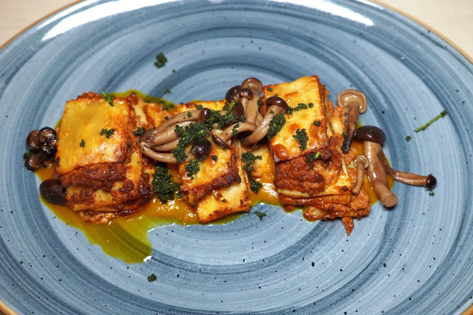 LASAGNETTA WITH BEEF, PIOPPINI MUSHROOMS, PUMPKIN AND SAGE (21 €) Lasagnetta มีลักษณะเป็นพาสต้าทรงริบบิ้นขนาดจิ๋วเสิร์ฟมาคู่กับเนื้อบดจนละเอียดให้รสชาติเข้มข้น ยังมีความครีมมี่แบะรสหวานของฟักทองตัดกันกับความหนึบของเห็ด Pioppini อีกด้วย (13/20)