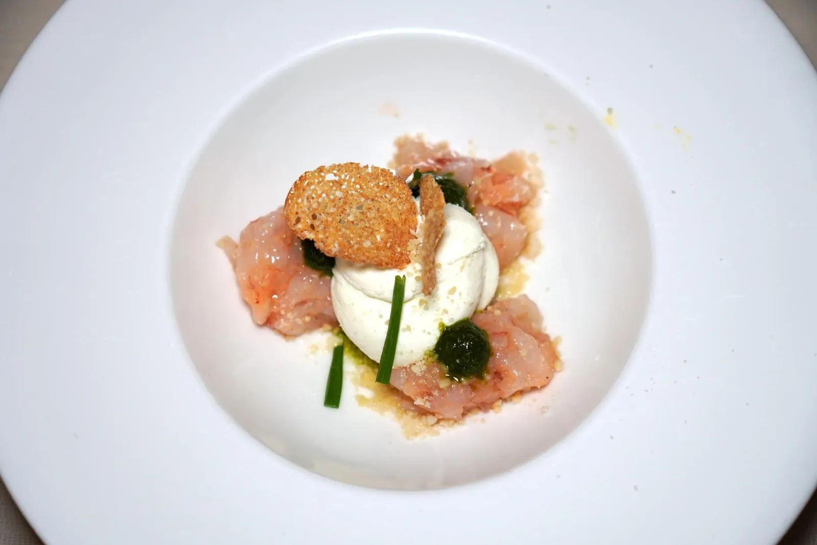 PRAWN TARTARE, ALMOND, GOAT CHEESE, BASIL, BREAD AND LIME (23 €) เริ่มต้นจานแรกด้วย Tartare ที่ได้จากการนำเนื้อกุ้งมาสับจนเกือบละเอียดแต่ยังคงเนื้อสัมผัสที่เคี้ยวได้อยู่บ้างตัดกันกับความกรอบของแผ่นชนมปัง รสชาติกุ้งมีความหวานโดยธรรมชาติทั้งยังถูกดึงให้เด่นชัดมากขึ้นด้วยเลมอนเข้ากันดีกับความครีมมี่ของชีสนมแพะและถั่วอัลมอนด์ ส่วนองค์ประกอบสีเขียวเตรียมมาจากใบเบซิลนั่นเอง (13/20)