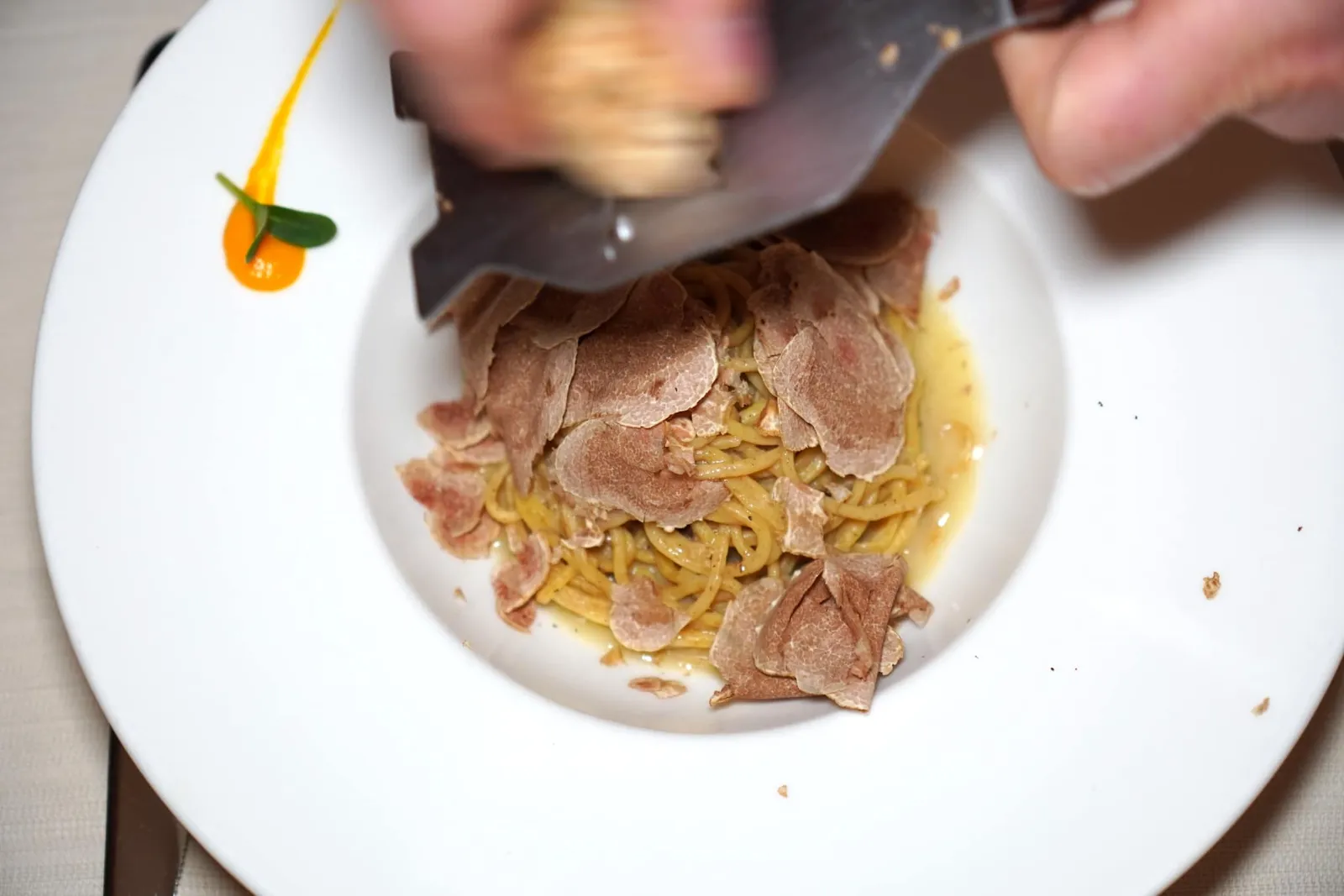 TAGLIOLINI WITH FRESH WHITE TRUFFLE (6 gr) (66 €) ทางร้านเลือกใช้พาสต้าโฮมเมดเส้น Tagliolini ให้เนื้อสัมผัสที่ดีคลุกเคล้ามากับซอสเนย (13/20)