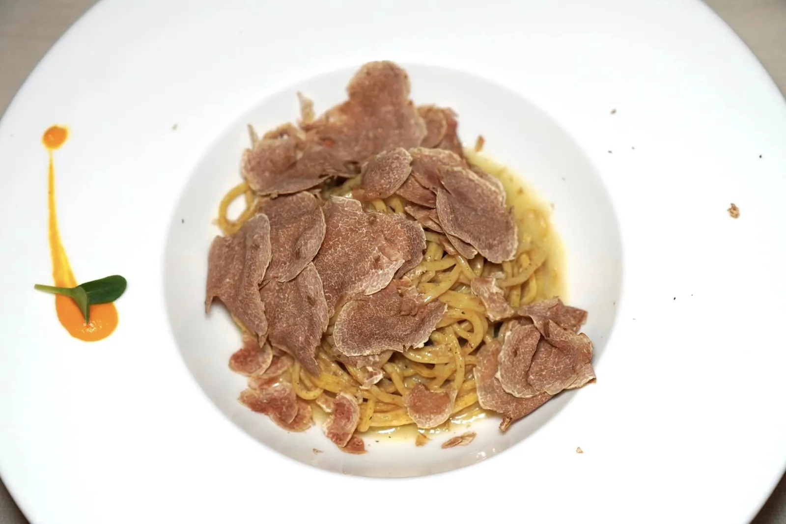TAGLIOLINI WITH FRESH WHITE TRUFFLE (6 gr) (66 €) จากนั้นพนักงานจะขูดทรัฟเฟิลลงไปจนล้นส่งอโรมาหอม ๆ ไปทั่วจาน (13/20)