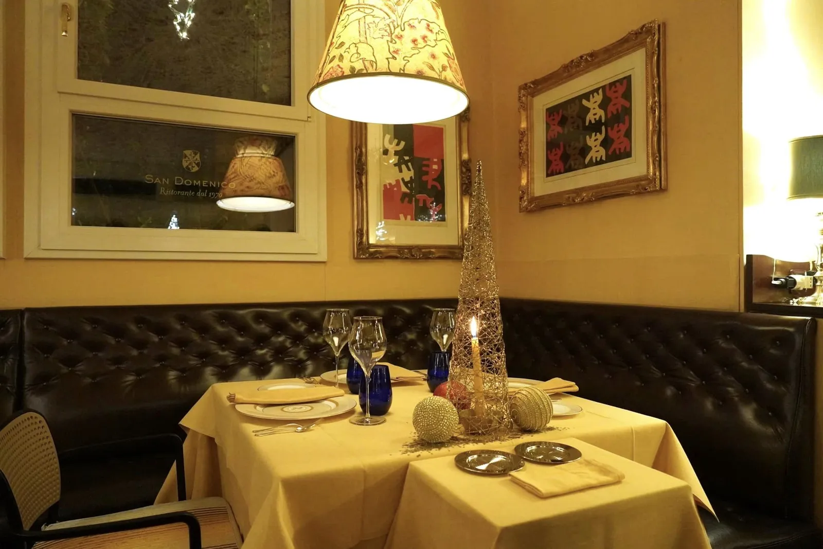 สำหรับผู้ที่มาครั้งแรกเราขอแนะนำอย่างมากให้เลือกสั่ง Menu Della Coppia (180 €) ที่ได้รวบรวมสุดยอด Signature Dish ประจำร้านเข้าไว้ด้วยกันรวมไปถึงเมนูระดับตำนานอย่าง Uovo in Raviolo “San Domenico” ส่วนใครที่เคยมาแล้วหรืออยากลองการรังสรรค์ใหม่ ๆ ตามฤดูกาลสามารถเลือกชิมเซ็ต Assaggi (210 €) ซึ่งมีจำนวนคอร์สที่มากกว่าก็ได้เช่นกัน สุดท้ายคือรายการแบบ Alla Carta แต่ก็แลกมาด้วยราคาต่อจานที่ค่อนข้างสูงพอสมควร นอกจากนี้ยังมีรายการไวน์ทั้งในและนอกประเทศให้เลือกสั่งรวมไปถึงไวน์ Burgundy หาดื่มยากอีกด้วย