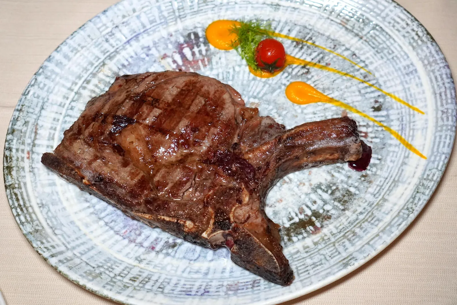 RIB-EYE DRY AGED OF DIFFERENT KIND OF BEEF (550 gr) (60 €) ห้ามพลาดเมนูเด็ดประจำร้านอย่างเนื้อหลากหลายรูปแบบให้เลือกกันตามใจชอบโดยในที่นี้เราขอลองชิม Rib Eye ที่ผ่านกระบวนการ Dry Aging ในตู้บ่มก่อนจะนำไปย่างในเตาขนาดใหญ่ที่เราเห็นกันแล้วเสิร์ฟมาที่ความสุกแบบ Medium Rare พอดิบพอดี (13/20)