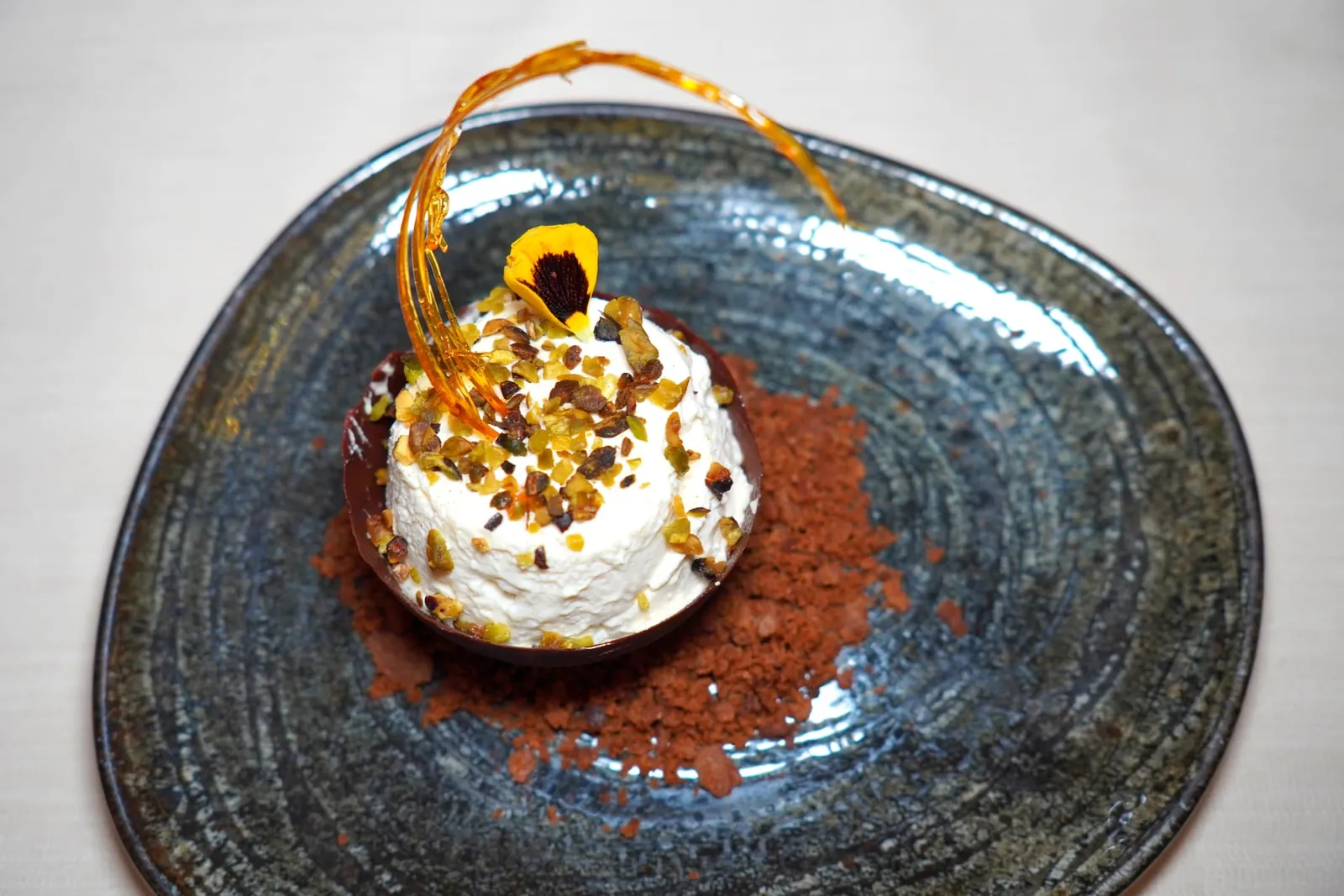 BAVARIAN CREAM WITH CANNOLO SICILIANO, CRUMBLE AND CHOCOLATE (8 €) ของหวานจานแรกคือ Bavarian Cream โรยด้วยถั่วพิสตาชิโอ้เสิร์ฟมาคู่กับถ้วยช็อกโกแลตและช็อกโกแลตครัมเบิ้ล (13/20)