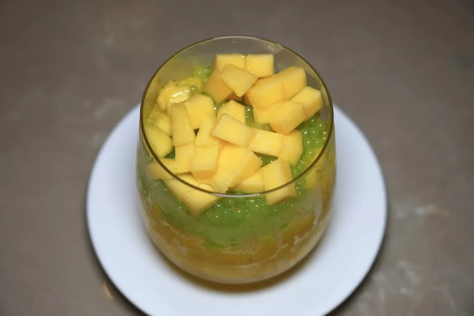 Sago with Ripe Mango nd Pomelo (129++) สาคูมะม่วงสุกและส้มโอ มะม่วงสุกรสชาติเปรี้ยวหวานเย็นชื่นใจเสิร์ฟมากับสาคูนุ่มหนึบ ทั้งยังมีความกรอบนิด ๆ ของส้มโออีกด้วย (12/20)
