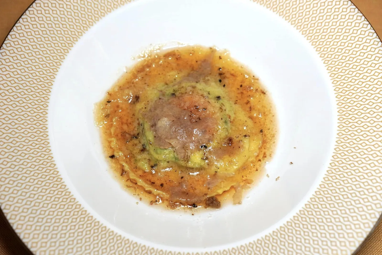 Uovo in Raviolo “San Domenico” burro di malga, parmigiano dolce e tartufo bianco Uovo in Raviolo หรือ Egg in Raviolo เป็นเมนูระดับตำนานที่กลายมาเป็นไอคอนของอาหารอิตาลีชั้นสูง พาสต้าทรงเกี๊ยวโฮมเมดชิ้นโตที่มีความหนาบริเวณขอบพอเหมาะ ภายในบรรจุไข่แดงที่พร้อมจะไหลเยิ้มออกมาเป็นลาวาเมื่อแรกตัดเสริมด้วยความหวานมันของพาเมซานชีสและความหอมจากเนย Alpine ชั้นดี ด้านบนโรยด้วยทรัฟเฟิลขาวฝานมาเป็นชิ้นบาง ๆ เสริมอโรมาให้กับจานได้ถึงขีดสุด (19/20)