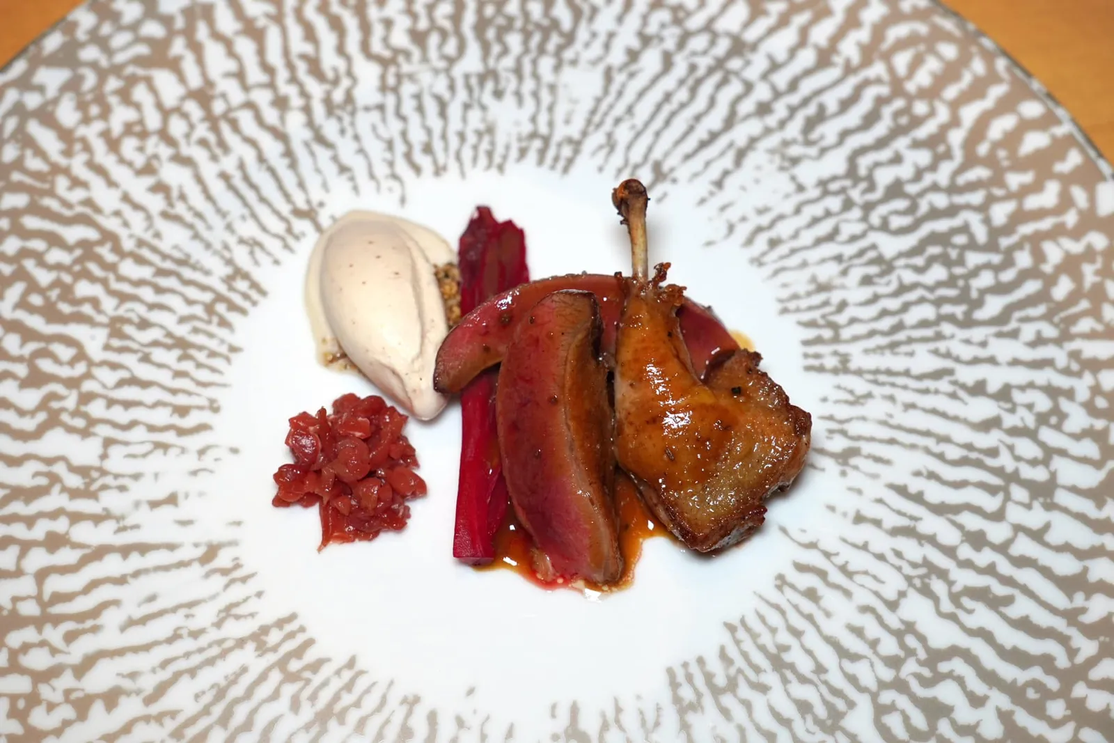Petto e coscia di piccione al rosmarino (60 €) tartare del suo filetto affumicato endivia rossa e gelato al fegato d'oca เนื้อส่วนอกและน่องของนกพิราบจากฟาร์มในเมือง Ravenna หอมกลิ่น Rosemary เชฟเสิร์ฟมาที่ความสุกระดับ Medium Rare เคี้ยวแล้วมีความเฟิร์มสู้ฟันพอเหมาะตัดกันกับความกรอบของผัก Red Endive จากนั้นราดด้วยซอสที่เตรียมมาจาก Winter Black Truffle ข้างกันคือ Tartare นกพิราบให้เนื้อสัมผัสนุ่มหนึบเสริมกันกับความครีมมี่ของไอศกรีมที่เตรียมมาจาก Foie Gras ตับห่านได้อย่างพอเหมาะ (18/20)