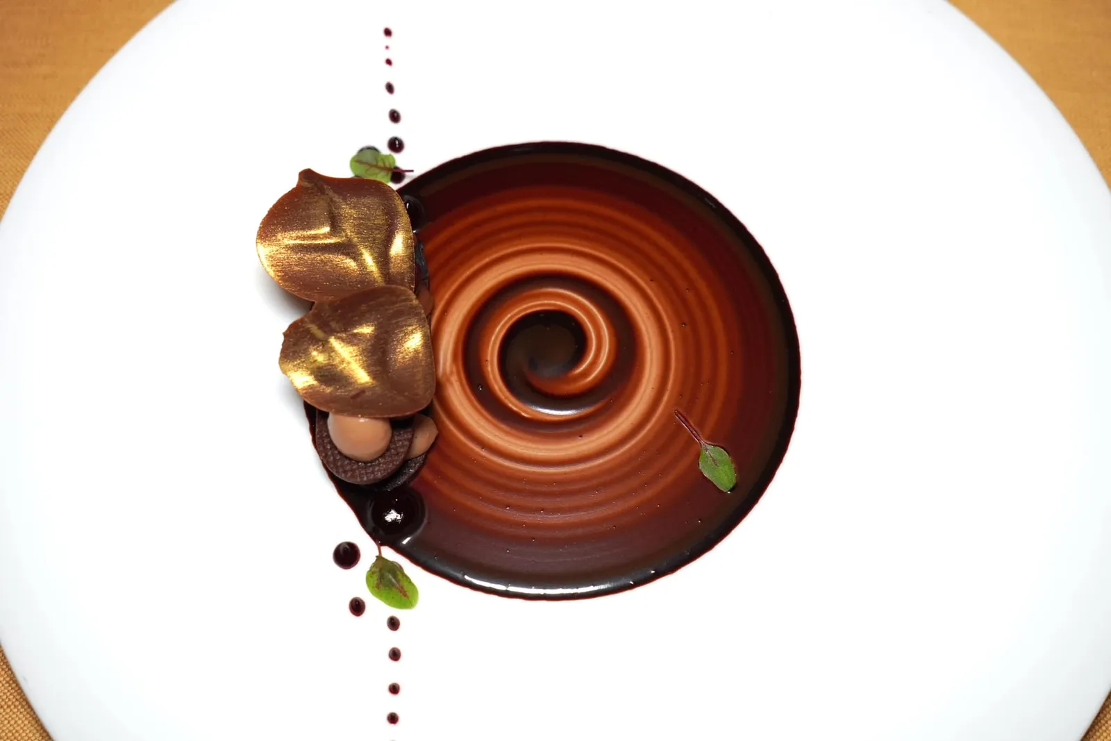 Biscotto al cioccolato e caramello salato cremoso e gel al mirtillo ของหวานในเซ็ตเมนูหลักมีลักษณะเป็น Chocolate Biscuit กรอบจับคู่กับ Salted Caramel เข้มข้น นอกจากนี้ยังมีความเปรี้ยวที่ได้จากบลูเบอร์รี่ที่เตรียมาทั้งในรูปแบบครีมและเจลอีกด้วย (17/20)