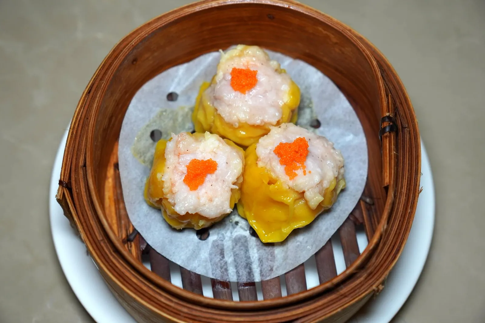 Steamed Pork & Shrimp Shu-Mai with Crab Roe (180++) ขนมจีบหมูและกุ้ง อีกหนึ่งจุดเด่นของห้องอาหาร China Table คือการเสิร์ฟเมนู Dim Sum ในช่วงมื้อกลางคืนแบบ À La Carte ในที่นี้คือขนมจีบที่พับจับจีบมาสวยงาม อัตราส่วนของเนื้อหมูและกุ้งบาลานซ์กันได้อย่างพอเหมาะ ด้านบนท็อปด้วยไข่ปูช่วยเพิ่มความมันขณะเคี้ยวได้เป็นอย่างดี (13/20)
