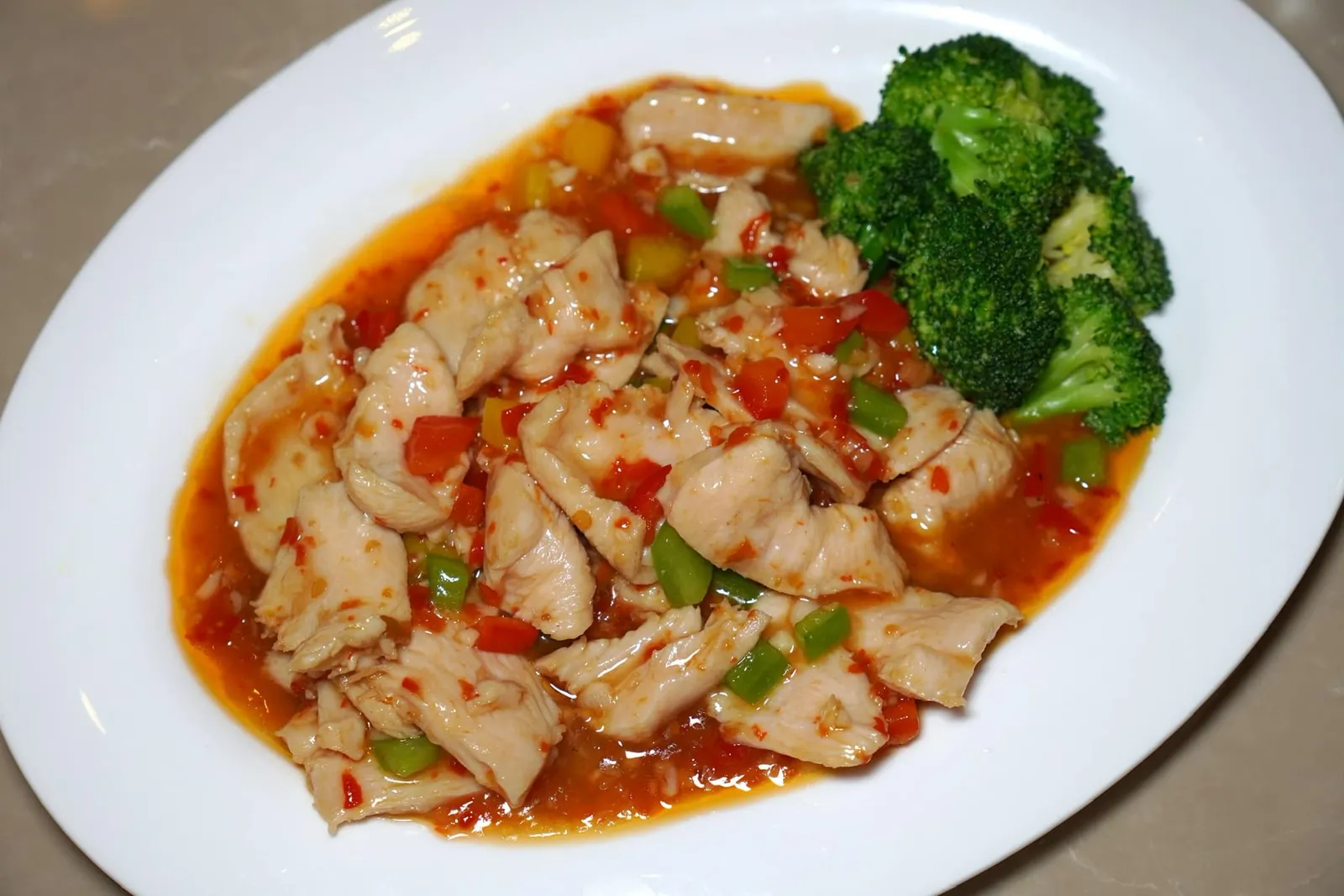 Stir-fried Chicken with Szechuan Sauce (320++) ไก่ผัดซอสพริกเสฉวน เนื้อไก่ผัดกับซอสพริกสไตล์เสฉวน อย่างไรก็ตามรสชาติของตัวซอสให้แต่รสชาติเผ็ดแต่ให้อโรมาที่ยังไม่เข้มข้นนัก (11/20)