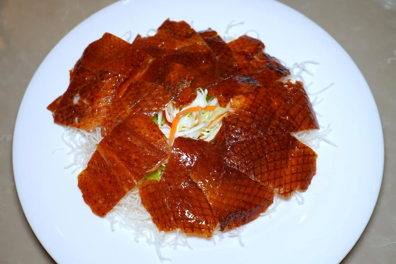 China Table Peking Duck (1,600++) เป็ดปักกิ่ง จากนั้นจึงเสิร์ฟหนังเป็ดมาในจานรองด้วยหมี่กรอบเพื่อซับน้ำมันส่วนเกิน (13/20)