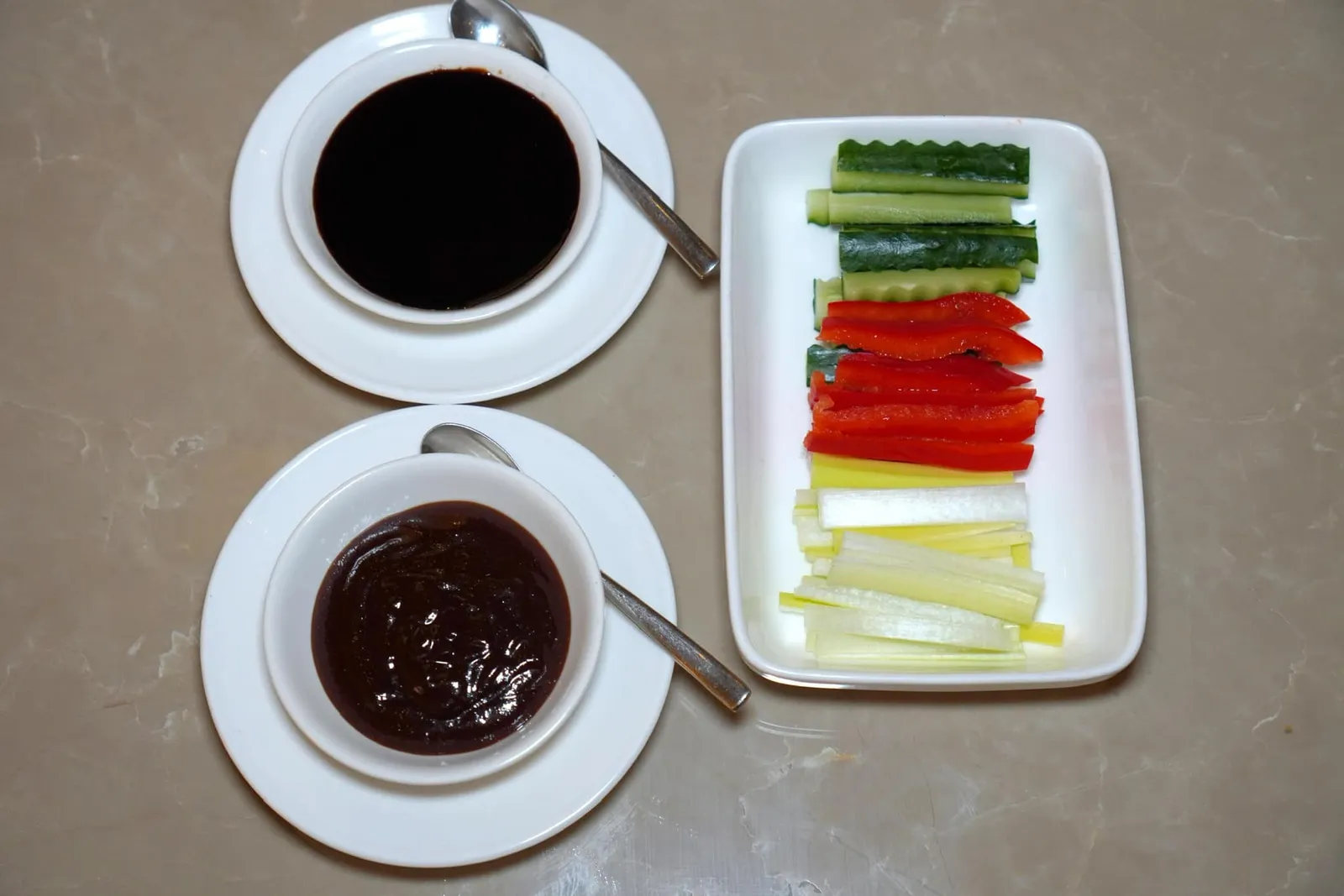China Table Peking Duck (1,600++) เป็ดปักกิ่ง เติมต้นหอม พริกหวาน และแตงกวาลงไป จากนั้นราดด้วยซอสที่มีให้เลือกทั้งแบบหวานและเค็ม (13/20)