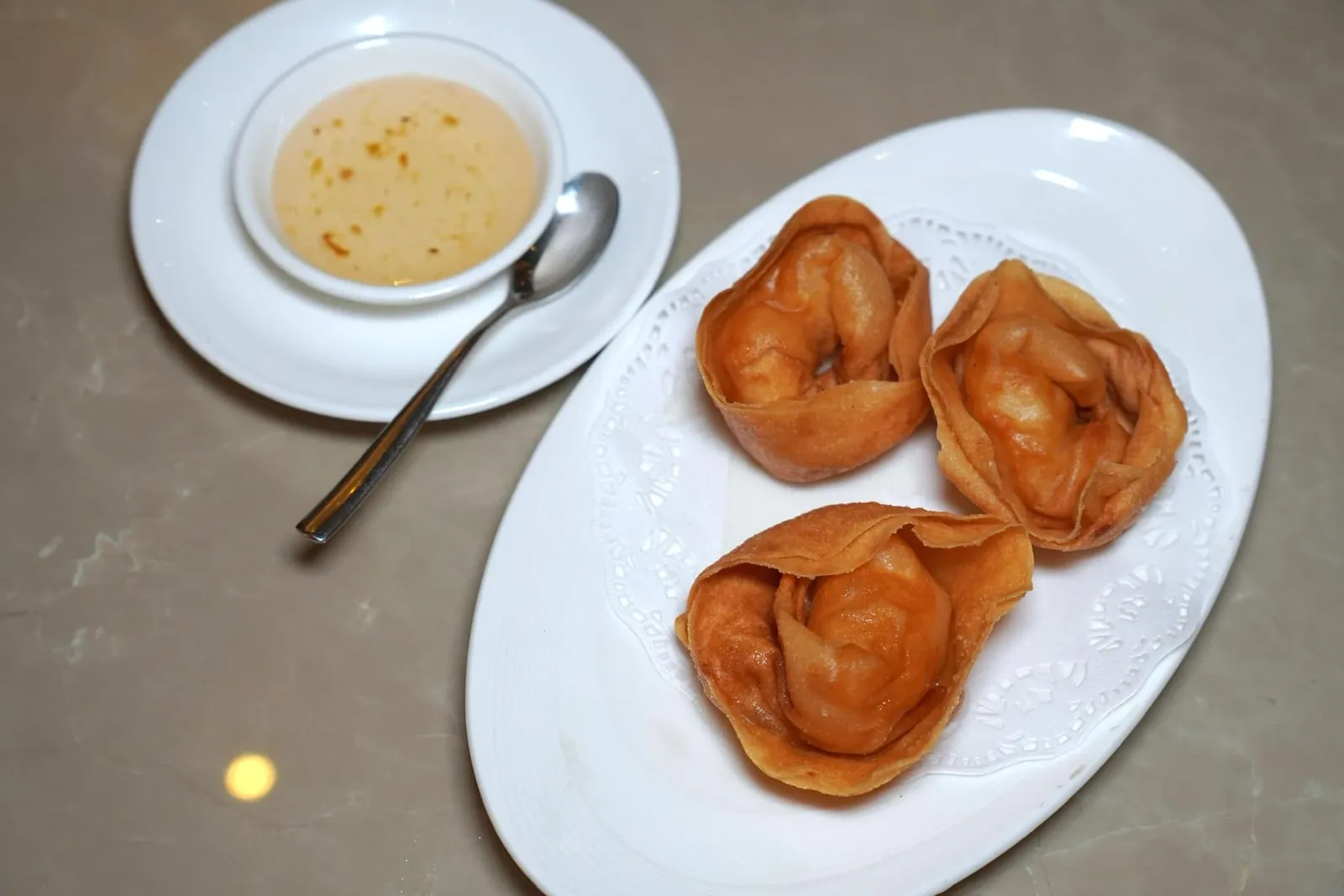 Deep Fried Golden Prawn Dumpling (180++) ถุงทองไส้กุ้งทอด ถุงทองแป้งบางกรอบ ไม่อมน้ำมัน ด้านในสอดไส้เนื้อกุ้งเด้ง ๆ หวาน ๆ จิ้มลงในน้ำจิ้มบ๊วยรสเปรี้ยวกลมกล่อม (13/20)