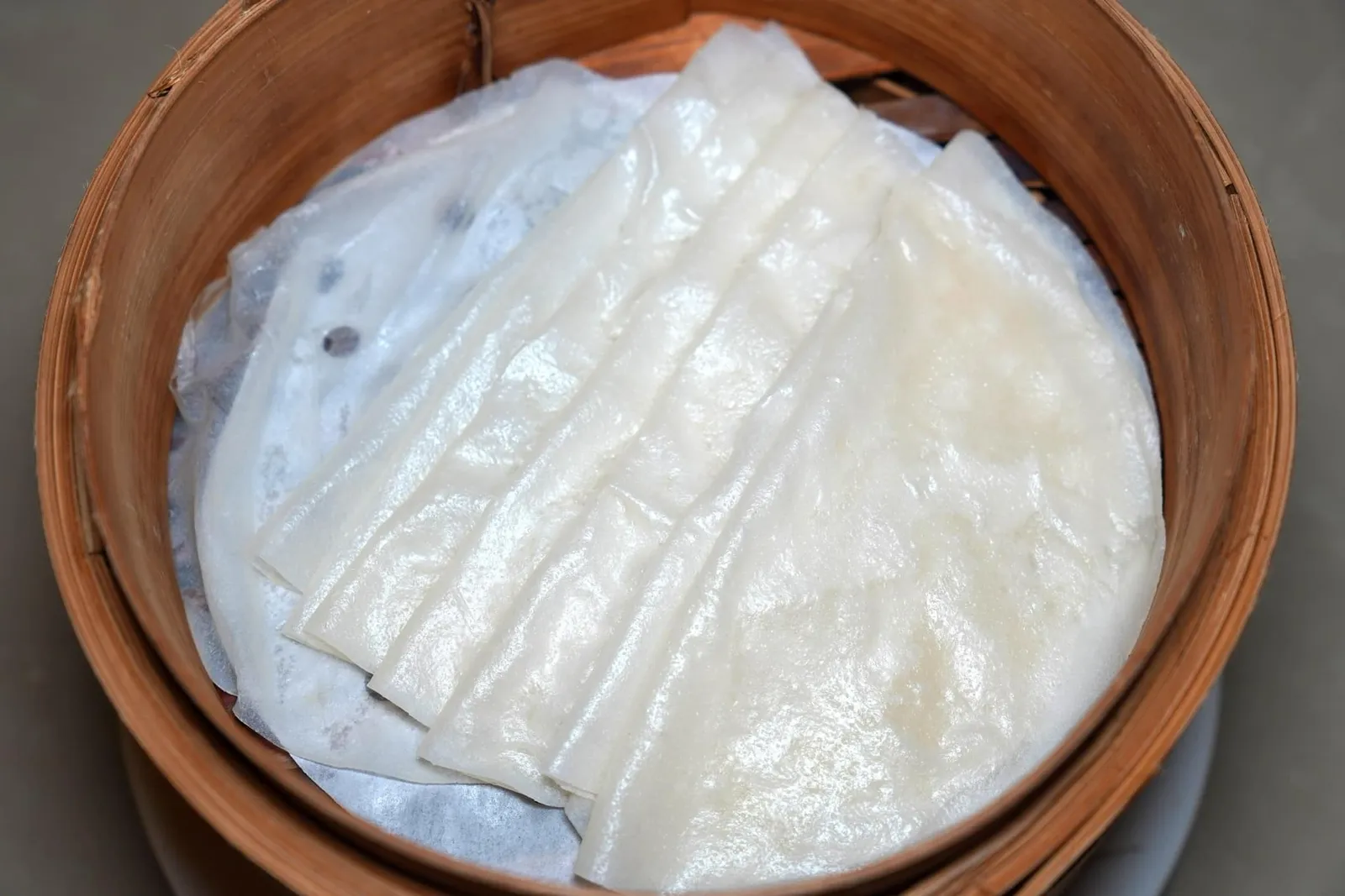 China Table Peking Duck (1,600++) เป็ดปักกิ่ง วิธีรับประทานให้นำแผ่นแป้งมาวางลงไป (13/20)