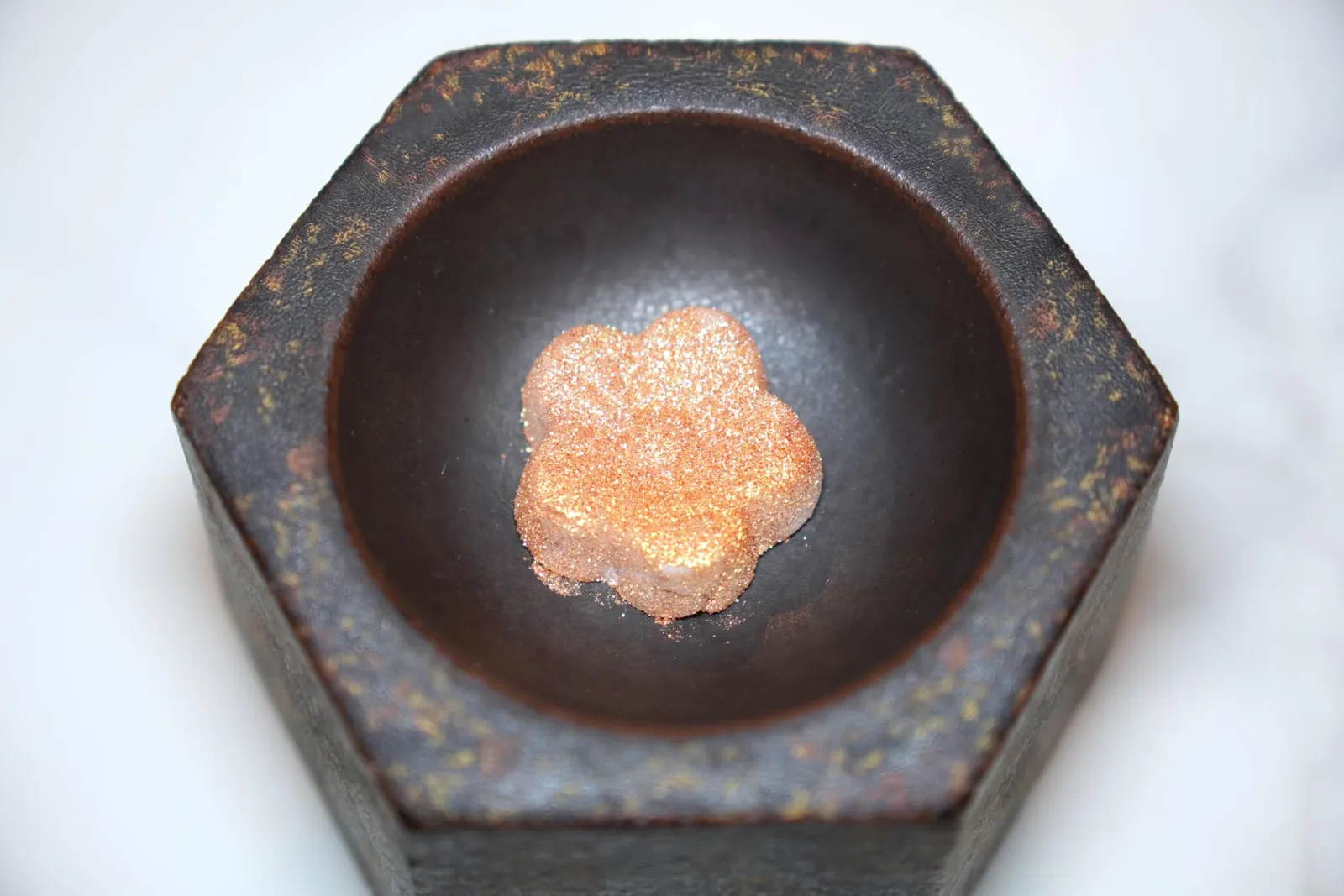บิสกิตแครนเบอร์รี่ (สัมปันนีแครนเบอร์รี่) (~300 ปี) Melting Thai Candle Cookie ขนมสัมปันนีมีชื่อที่แปลตรงตัวได้ว่าผู้เป็นที่รัก เชฟนำมาปรับปรุงสูตรโดยอาศัยเทคนิคที่ทำให้รับประทานได้ง่ายขึ้นและไม่ติดคอ ตัวบิสกิตแช่เย็นมาช่วยเรียกความสดชื่นทั้งยังให้ความเปรี้ยวนิด ๆ จากแครนเบอร์รี่อีกด้วย (13/20)