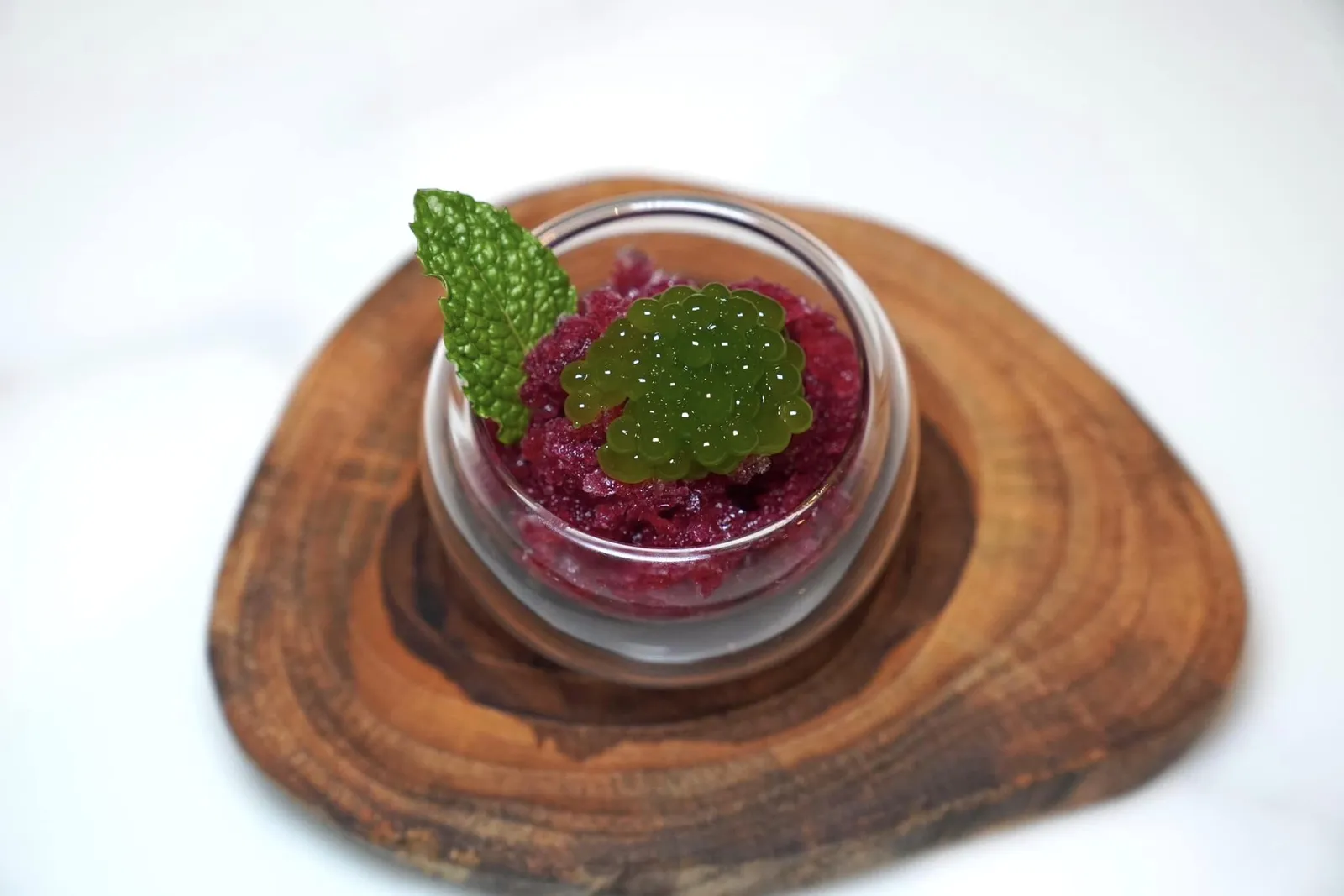 หมากชื่นกลิ่น (กรานิต้าหมากเม่า) (ร่วมสมัย) Ma Mao (Thai Blueberry) Granita ล้างปากก่อนเข้าสู้ Main Course ด้วยเมนูร่วมสมัยอย่างรานิต้าหมากเม่าท็อปด้านบนด้วย Mint Caviar นั่นเอง (13/20)