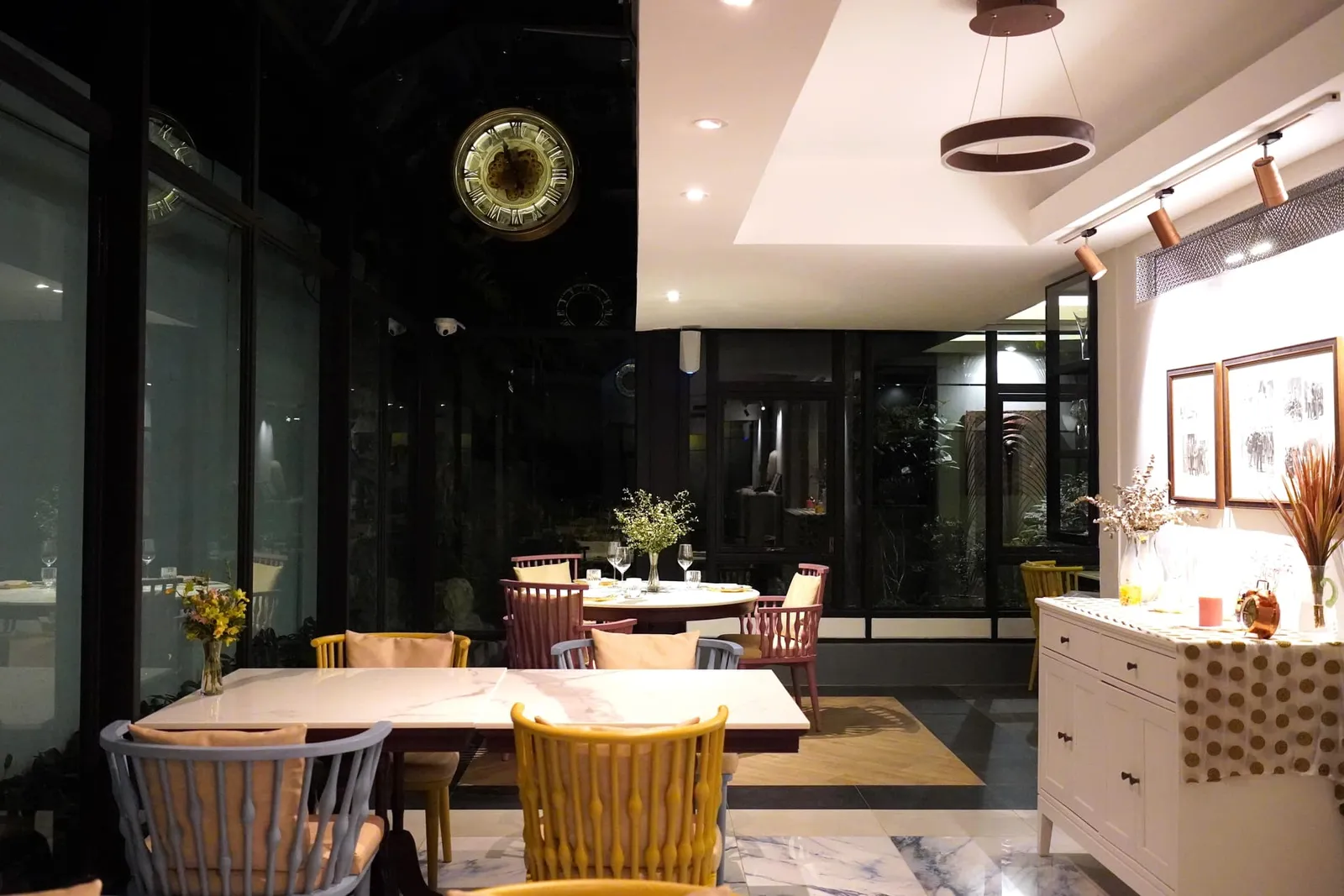 เจ้าของร้านคือคุณปุ้ย-ตรีประดับ หวังวงศ์วิวัฒน์ อาศัยความเป็นนักอ่านและความชื่นชอบส่วนตัวเกี่ยวกับการค้นคว้าตำราอาหารโบราณ, งานวิจัย, บันทึก และจดหมายเหตุทั้งจากในและนอกประเทศเพื่อตีความเมนูที่สูญหายไปจากหน้าประวัติศาสตร์ออกมาในรูปแบบของตัวเธอเอง นอกจากนี้เธอยังได้ ผศ.ดร.ศันสนีย์ จะสุวรรณ์ หนึ่งในผู้เชี่ยวชาญด้านอาหารไทยมาช่วยคัดเลือกเมนูที่น่าสนใจอีกด้วย
