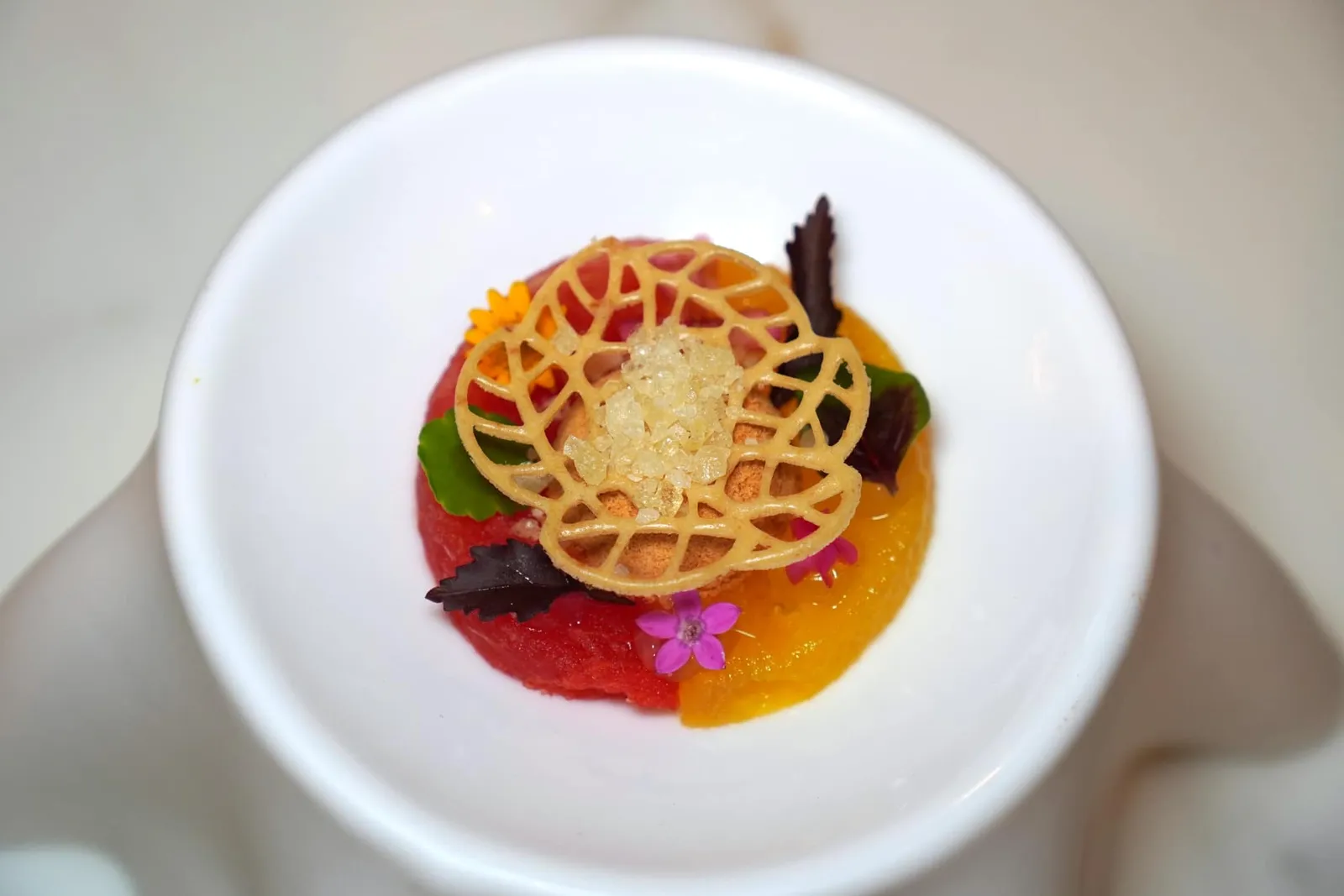 ทวิรสสดชื่น (ปลาแห้งแตงโม) (~500 ปี) Fresh Fruits Bites ล้างปากด้วยปลาแห้งแตงโมที่เชฟอาหารหวานประจำร้านนำมาตีความเสียใหม่โดยใช้แตงโมสองสีนำไป Brine กับ Moscato Wine ด้านบนท็อปด้วยเพสต์ปลาแห้งหอม มัน อุมามิ ด้านบนท็อปด้วยแผ่น Tuile หอมเจียวกรอบ ๆ และ Popping Candy ช่วยเพิ่มความสนุกขณะชิม (13/20)