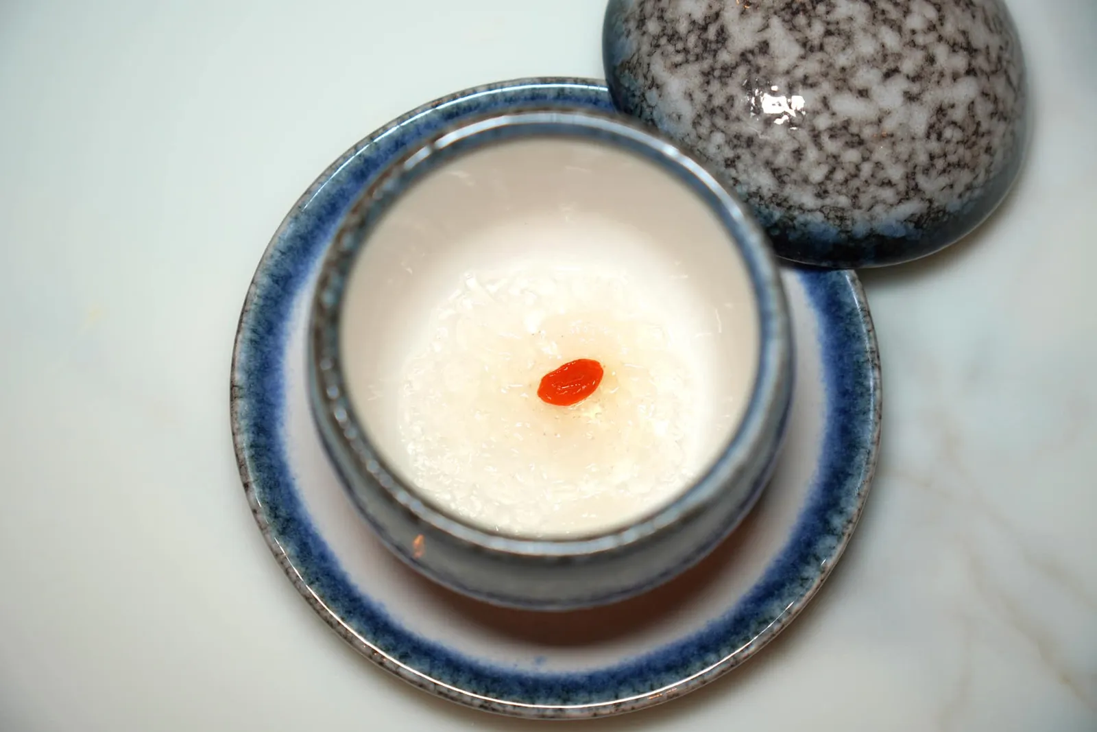 กระยาหารส่งถวาย (ซุปไก่ดำรังนก) (~336 ปี) Bird's Nest in Black Chicken Soup กระยาหารส่งถวายเป็นเมนูที่ได้รับการบันทึกเอาไว้ในรัชสมัยสมเด็จพระนารายณ์มหาราชช่วงที่เจ้าพระยาโกษาปานเดินทางไปกับเรือฝรั่งเศสเมื่อธันวาคม พ.ศ. 2228 เพื่อเข้าเฝ้าพระเจ้าหลุยส์ที่ 14 เมื่อวันที่ 1 กันยายน พ.ศ. 2229 ระหว่างนั้นท่านได้นำเมนูไปจัดเสิร์ฟเพื่อถวายแก่กษัตริย์แห่งประเทศฝรั่งเศสอีกด้วยและหนึ่งในนั้นคือซุปไก่ดำรังนกนั่นเอง (13/20)