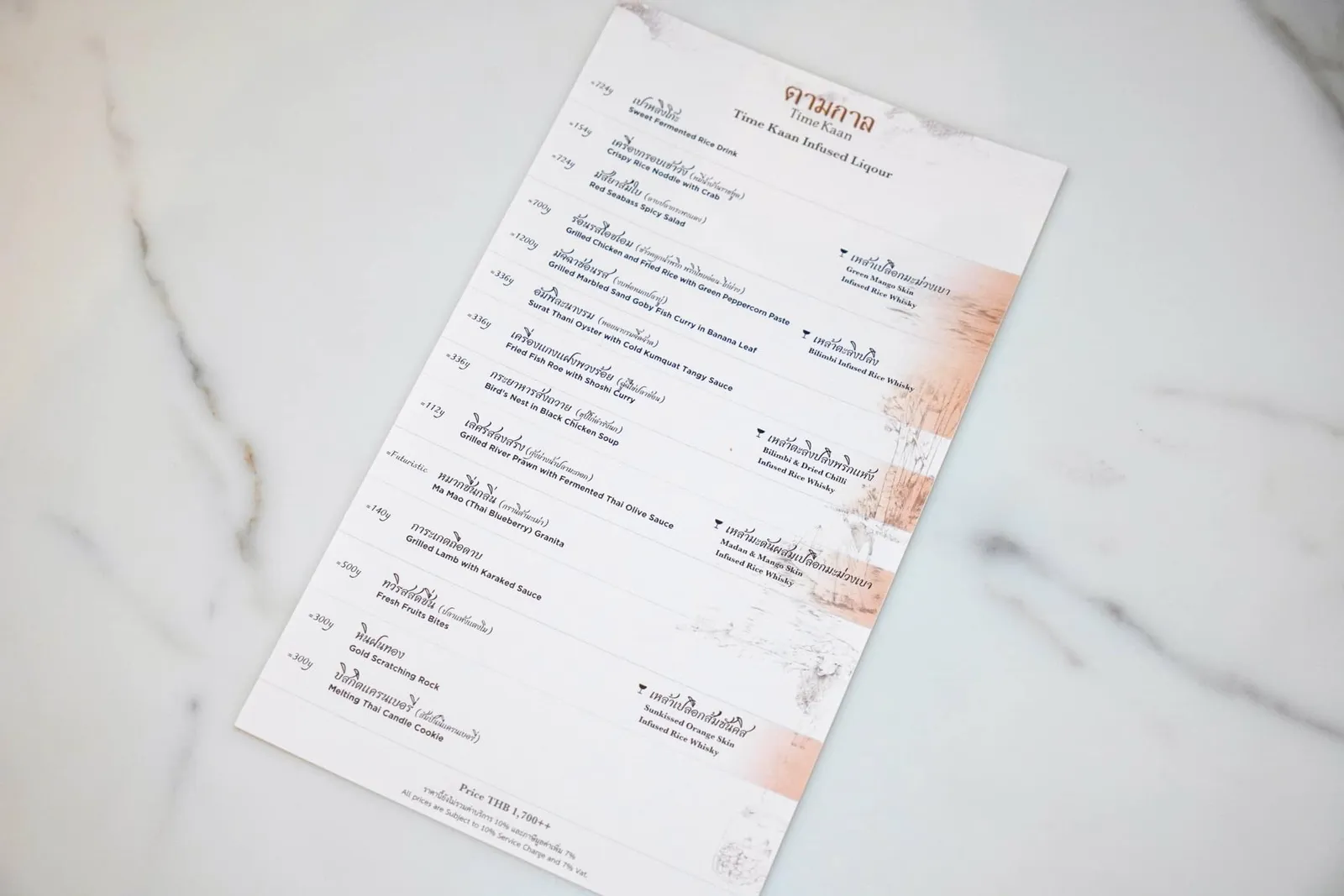 ลูกค้าไม่จำเป็นต้องเลือกรายการอาหารเพราะทางร้านนำเสนอ Tastimg Menu เพียงรูปแบบเดียวนำเสนอมาจำนวน 14 คอร์สในราคา 3,500++ ต่อท่าน ตลอดระยะเวลาราว ๆ 2 ชั่วโมงเราจะได้เพลิดเพลินไปกับการจัดเสิร์ฟอย่างต่อเนื่องและรื่นไหล นอกจากนี้ทางร้านยังมีตัวเลือกการจัยคู่เครื่องดื่มทั้งแบบมีและไม่มีแอลกอฮอล์ในราคาที่น่าสนใจมาก ๆ อีกด้วย