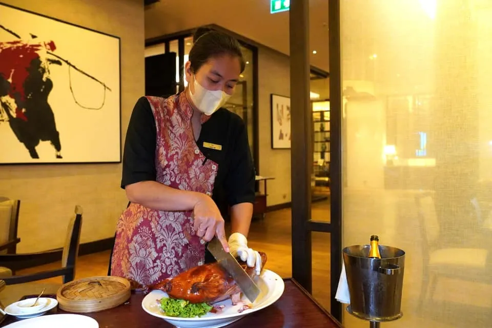 China Table Peking Duck (1,600++) เป็ดปักกิ่ง พนักงานจะแล่เป็ดให้เราที่ข้างโต๊ะ ฝีมือการแล่ถือว่าค่อนข้างดีเลยทีเดียวสังเกตจากการแล่ส่วนไขมันออกได้เกือบหมดจด (13/20)