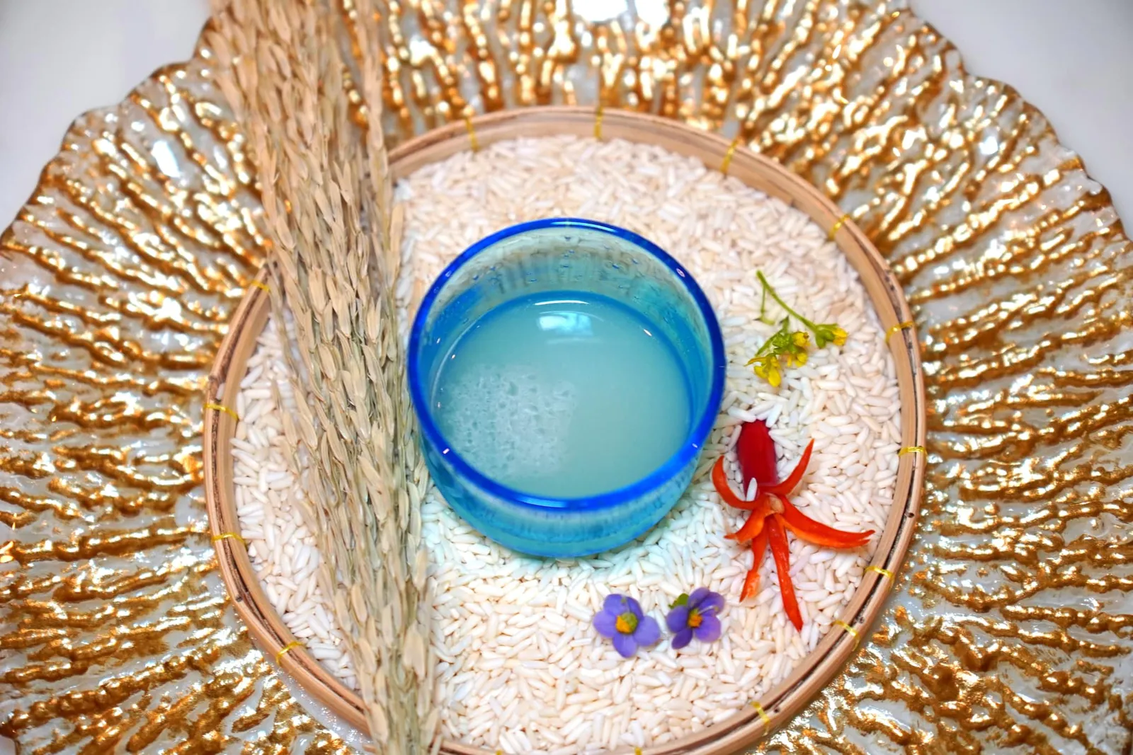 เปาหลิงโก๊ะ (~724 ปี) Sweet Fermented Rice Drink เมนูแรกประจำคอร์สคือเครื่องดื่มเปาหลิงโก๊ะที่พบปรากฎอยู่ในบันทึกของนักการทูตจีนในรัชสมัยจักรพรรดิ์เหวียนเฉิงนามว่า โจว ต๋ากวาน (周达观) โดยเขาได้เขียนเล่าถึงถึงสุราหวานของเขมรเมื่อครั้งเดินทางไปเยือนนครธมเอาไว้ด้วย ในที่นี้เชฟจึงได้อาศัยข้าวเหนียวเขี้ยวงูหมักกับยีสต์นาน 3 วัน จากนั้นหยดด้วยน้ำที่สกัดจากพริกจินดาแดงให้รสเผ็ดช่วยเรียกน้ำย่อย นอกจากนี้ยังมีน้ำผึ้งที่ให้รสชาติหวานอีกด้วย (13/20)