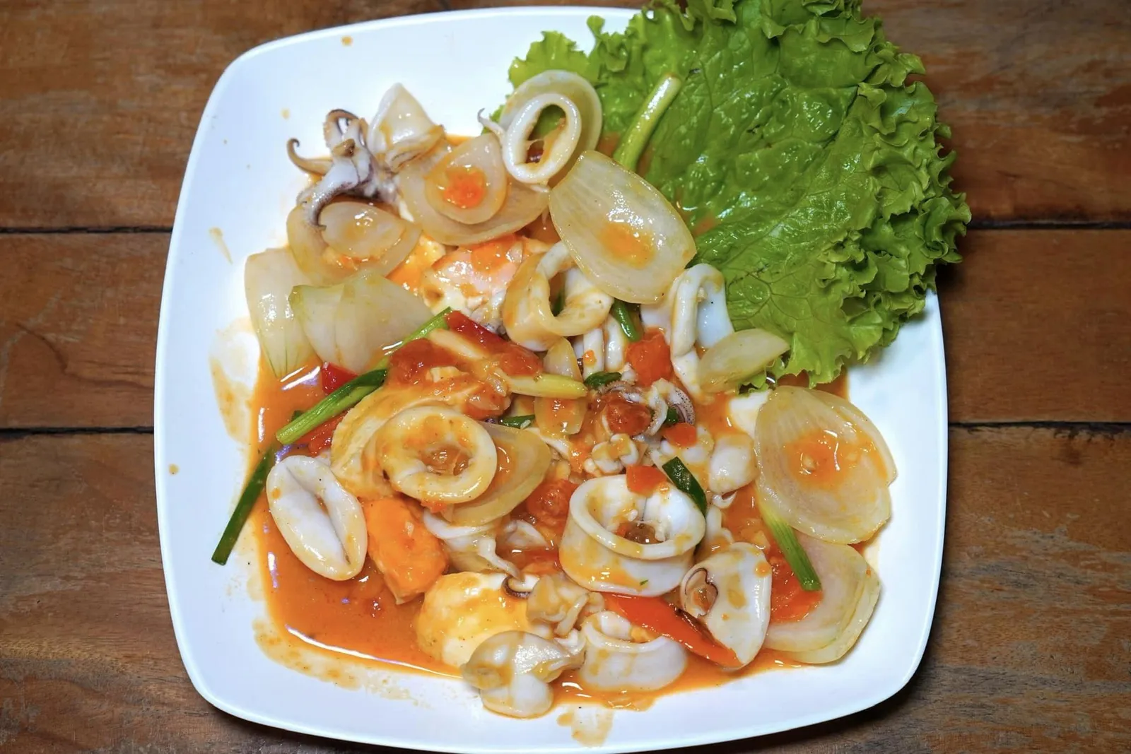 ปลาหมึกผัดไข่เค็ม (250) Stir Fried Squid with Salted Egg หมึกทุกตัวผัดมาสุกพอดีจนให้เนื้อสัมผัสนุ่มหนึบใช้ได้ ซอสไข่เค็มให้ความหอมมันที่พอเหมาะ (12/20)