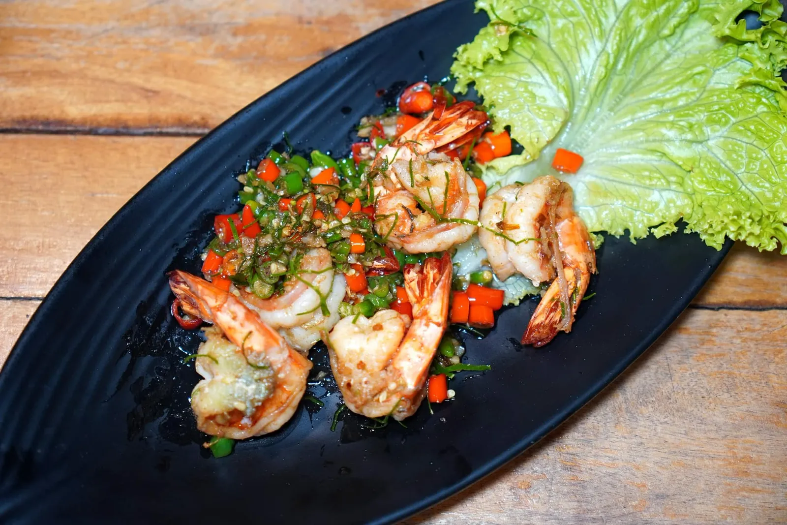 กุ้งผัดพริกเกลือ (350) Fried Salty Shrimps เมนูที่น่าผิดหวังไปหน่อยจานที่น้องพนักงานแนะนำให้เราสั่งอย่างกุ้งผัดพริกเกลือ ชิ้นกุ้งผัดราดด้วยพริกซอยและซอสที่ยังไม่เข้าถึงเนื้อ รสชาติยังไม่กลมกล่อมมากนัก (10/20)
