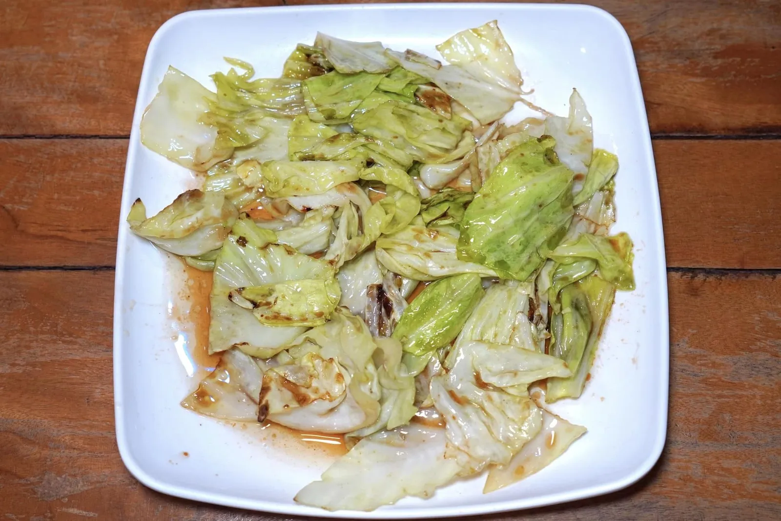 กะหล่ำปลีทอดน้ำปลา (80) Fried Cabbage with Fish Sauce กะหล่ำปลีผัดน้ำปลาเป็นอีกหนึ่งเมนูที่เตรียมออกมาได้ดีมาก ๆ เพราะกะหล่ำทุกชิ้นมีความกรอบแต่กลับไม่ขมและไม่เหี่ยวเสิร์ฟมากับซอสน้ำปลารสชาติกลมกล่อม (13/20)