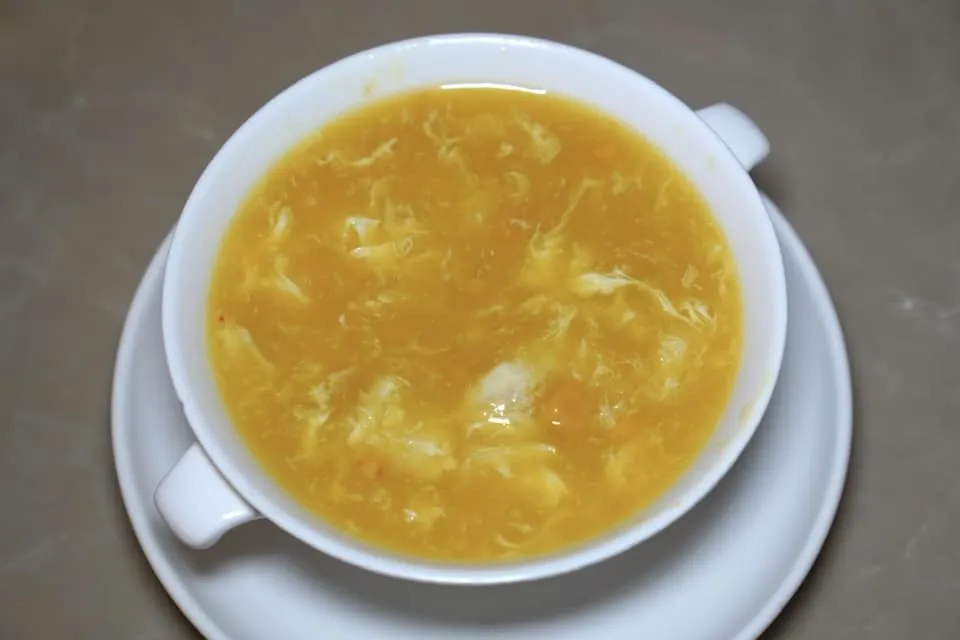 Corn Soup with Crab Meat (340++) ซุปข้าวโพดเนื้อปู เราขอแนะนำให้สั่งซุปข้าวโพดที่เสิร์ฟมาในถ้วยขนาดกะทัดรัดส่งกลิ่นหอมเย้ายวนใจ อย่างไรก็ตามทางร้านใส่เนื้อปูมาให้แบบไม่หวงจนปริมาณมากกว่าข้าวโพดเสียอีก (13/20)