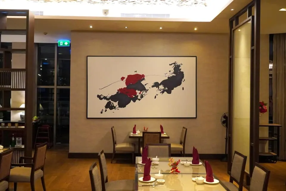 ห้องอาหาร China Table ตั้งอยู่บนชั้น 3 ของโรงแรม Radisson Blu Plaza Bangkok ไม่ไกลจากแยกอโศก