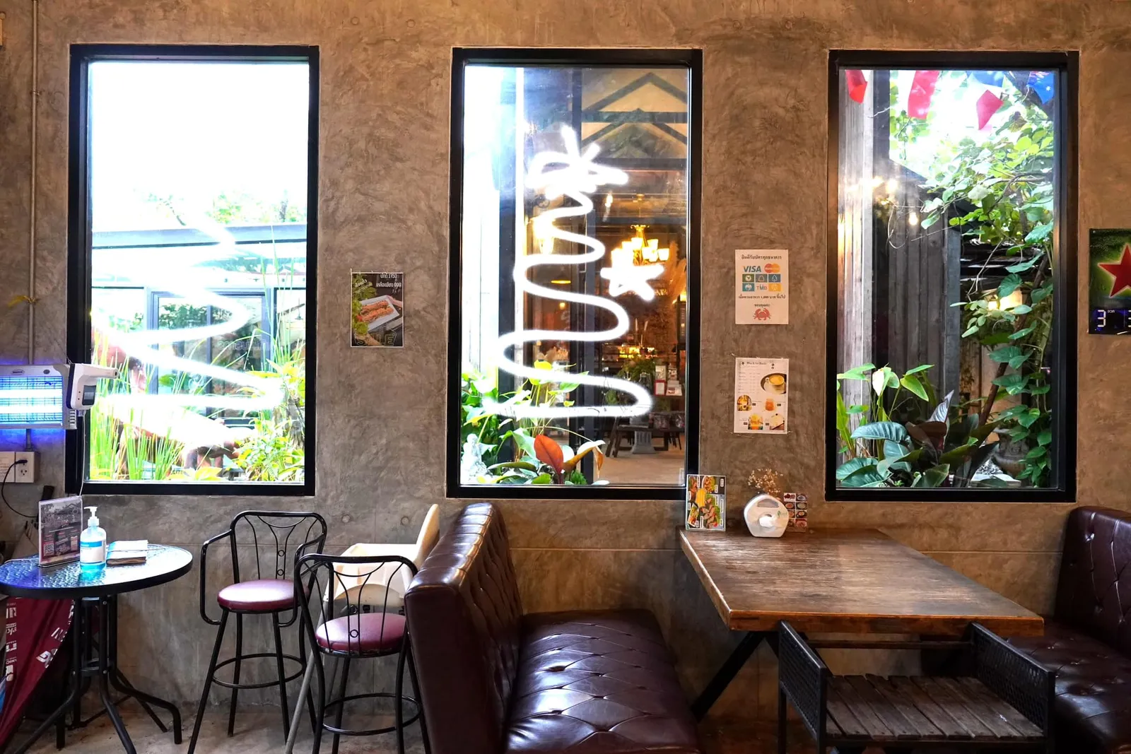 ห้องส่วนตัวสำหรับโต๊ะใหญ่ที่มากันเป็นกลุ่มซึ่งทางร้านจะยกเว้นค่าบริการเพิ่มเติมสำหรับลูกค้าที่สั่งอาหารและเครื่องดื่มเกินยอด 3,500 บาทอีกด้วย