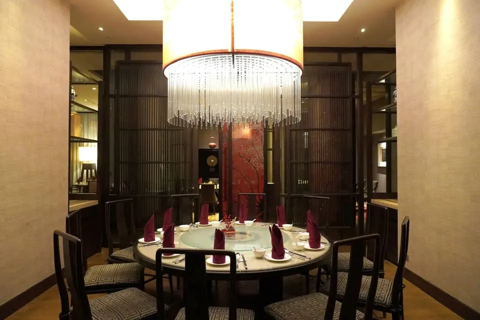 เพื่อน ๆ สามารถเลือกสั่งรายการ À La Carte ช่วงมื้อกลางคืนได้ตามใจชอบโดยทางร้านนำเสนอเมนูอาหารจีนจากหลากหลายภูมิภาคทั้งกวางตุ้ง, เสฉวน และแต้จิ๋ว