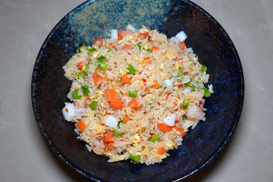 Fried Rice X.O. with Seafood (390++) ข้าวผัดเอ็กซ์โอซีฟู้ด ปิดท้ายด้วยข้าวผัดซอสเอ็กซ์โอหอมมันจัวคู่กับความกรอบของผักต่าง ๆ อาหารทะเลทุกชนิดเตรียมมาได้สุกพอดีโดยเฉพาะหมึกนุ่มหนึบ (12/20)