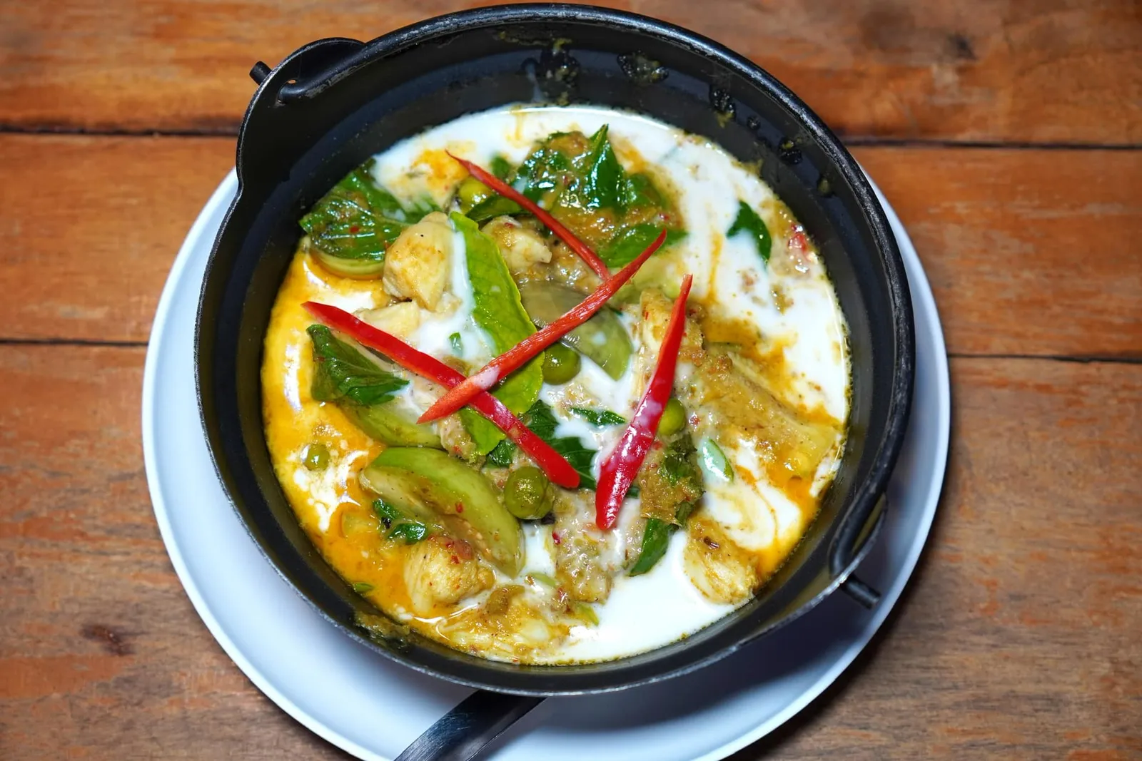แกงเขียวหวานเนื้อปูก้อน (390) Green Curry with Crab Meat แกงเขียวหวานเตรียมมาได้อย่างถึงเครื่องเสิร์ฟมาแบบเข้มข้น กลิ่นหอมของเครื่องแกงเสริมด้วยความหวานและเนื้อสัมผัสของชิ้นปูที่ใส่มาล้นถ้วยได้อย่างลงตัว (13/20)