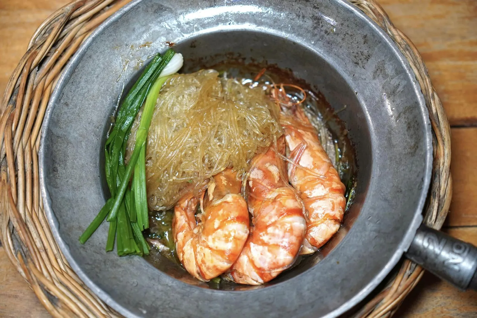 กุ้งอบวุ้นเส้น (320, เพิ่มวุ้นเส้น 40) Vermicelli Shrimp หรือจะเป็นกุ้งเป็น ๆ เนื้อแน่น ๆ จำนวน3 ตัวอบวุ้นเส้นจนสุกได้ที่ และเช่นกันอย่าลืมเพิ่มวุ้นเส้นเพื่อให้เส้นดูดน้ำซอสเข้าไปโดยทั่วถึงกัน (13/20)