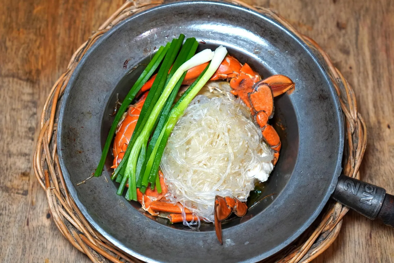 ปูเนื้ออบวุ้นเส้น (450, เพิ่มวุ้นเส้น 40) Vermicelli Crab ขอแนะนำเมนูเด็ดประจำร้านอย่างปูเนื้ออบวุ้นเส้นนำเสนอมาในราคาเริ่มต้นที่ 350 บาทแต่เราขอแนะนำให้อับขนาดตัวปูเป็นราคา 450 เพื่อปริมาณเนื้อที่เยอะขึ้นพร้อมกับเพิ่มวุ้นเส้นอีก 40 บาทอย่างในภาพ (13/20)