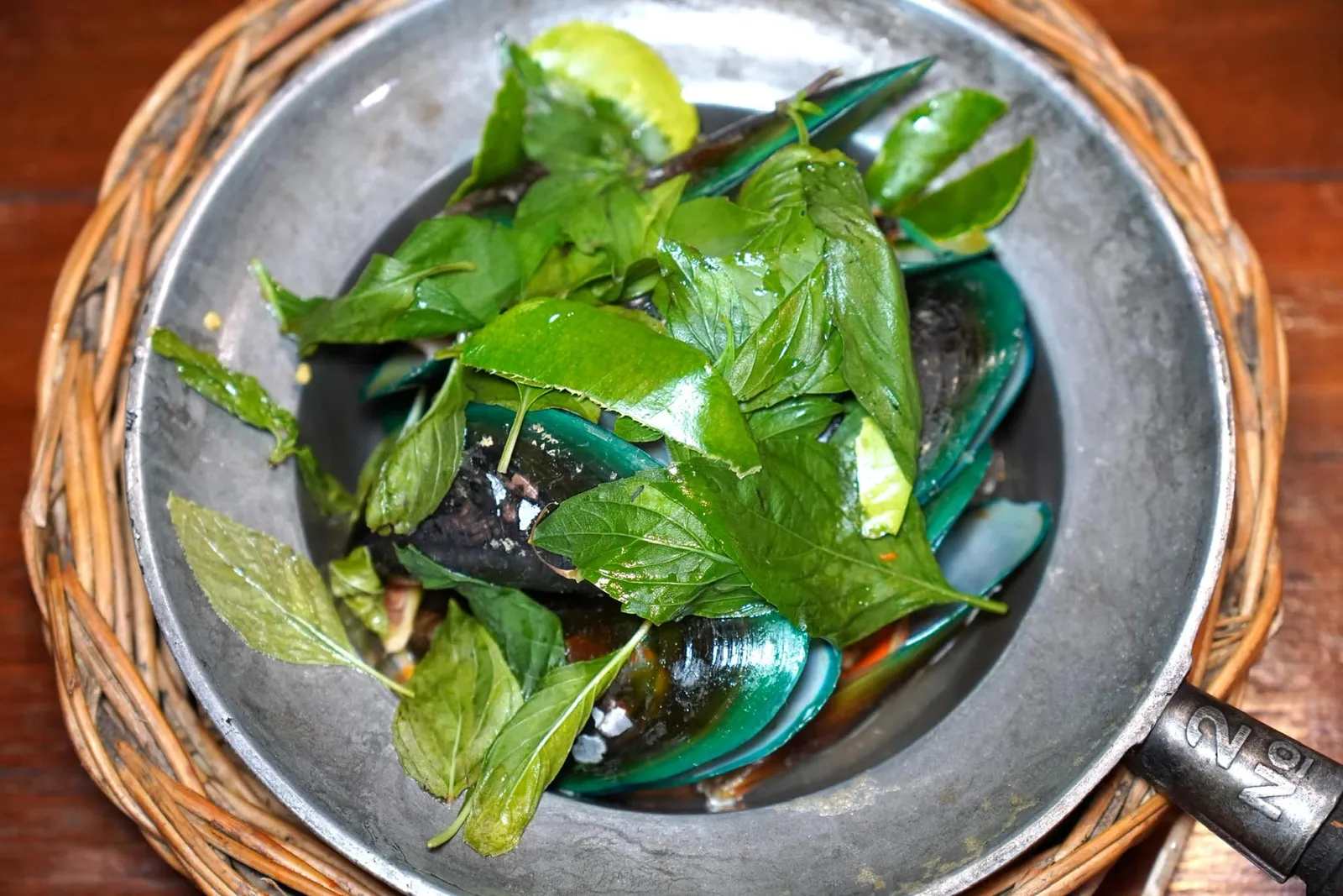 หอยแมลงภู่อบสมุนไพร (80) Breen Mussle with Herbs หอยแมลงภู่ใส่มาในหม้อไฟพร้อมกับสมุนไพรนานาชนิดแล้วอบจนสุก ชิ้นหอยไม่เหนียวและไม่กระด้าง มีอโรมาของสมุนไพรเด่นชัด (12/20)