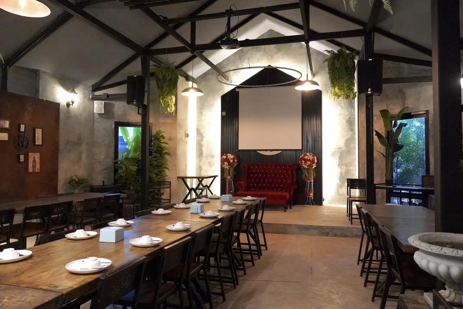 สำหรับใครที่พกไวน์ไปเองขอบอกเลยว่าคุ้มค่าเพราะทางร้านมีแก้วและถังแช่บริการในราคาค่าเปิดเพียงขวดละ 100 บาทเท่านั้น