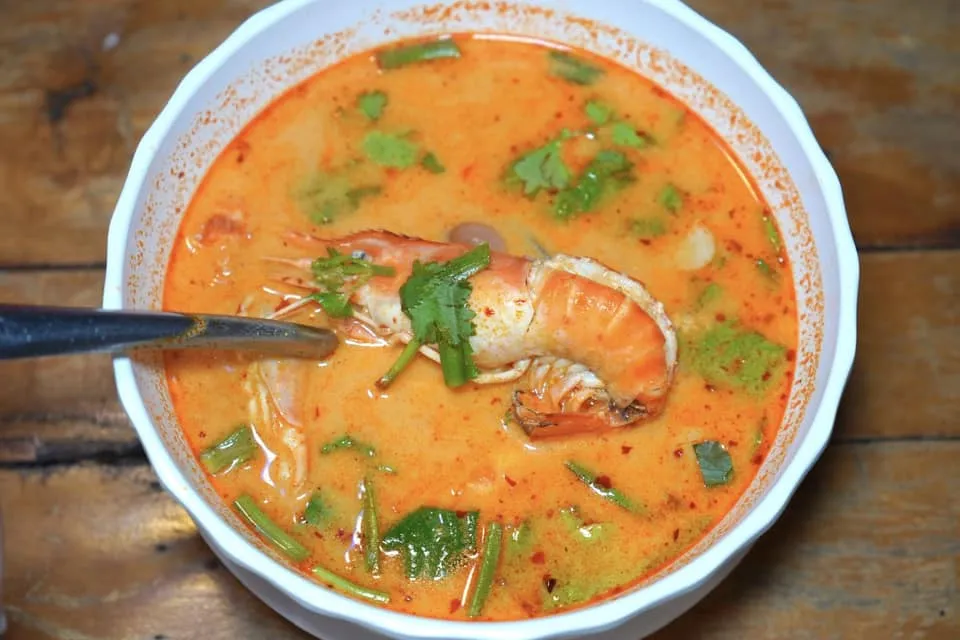 ต้มยำกุ้งน้ำข้น (350) Tom Yum Shrimps Milk Soup ต้มยำกุ้งน้ำข้นรสชาติพอใช้ได้ มีความหอมและครีมมี่ที่พอเหมาะ ทางร้านใส่เห็ดและกุ้งมาให้แบบคุ้มราคา (12/20)