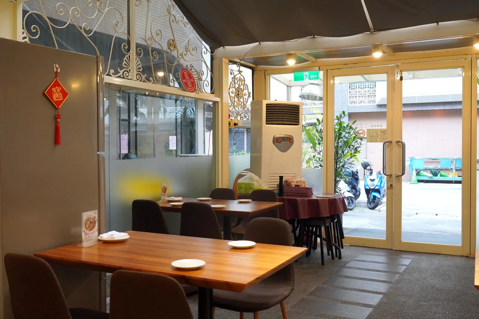 อาหารที่นี่มีรสชาติจัดจ้านและเต็มไปด้วยสมุนไพรตามตำรับอาหารเสฉวน