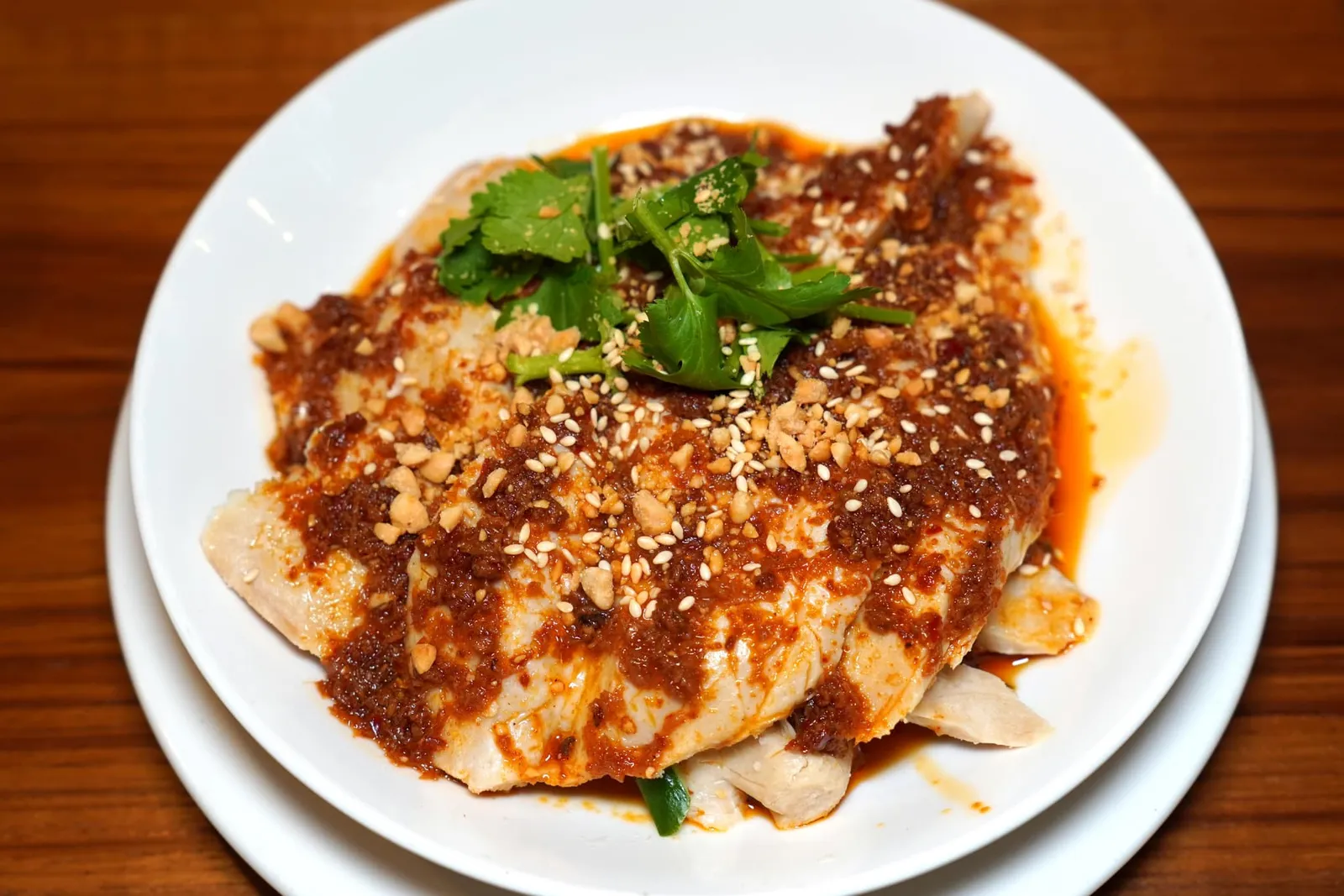 蓉城口水雞 (S) (360 NTD+) Chengdu style steamed vegetarian chicken with chili sauce (Soy sauce Vegetarian chicken and special spicy sauce) ไก่เทียมนึ่งสไตล์เฉิงตู ความพิเศษของจานคือเนื้อไก่เทียมที่ให้เนื้อสัมผัสคล้ายกับไก่จริง ๆ จนแยกแทบไม่ออก เมื่อเคี้ยวไปเพื่อน ๆ สามารถสัมผัสได้ถึงเนื้อสัมผัสคล้ายกันกับใยกล้ามเนื้อของไก่ เชฟผัดมากับซอสพริกสูตรพิเศษและซีอิ๊วจีนรสเลิศ (15/20)