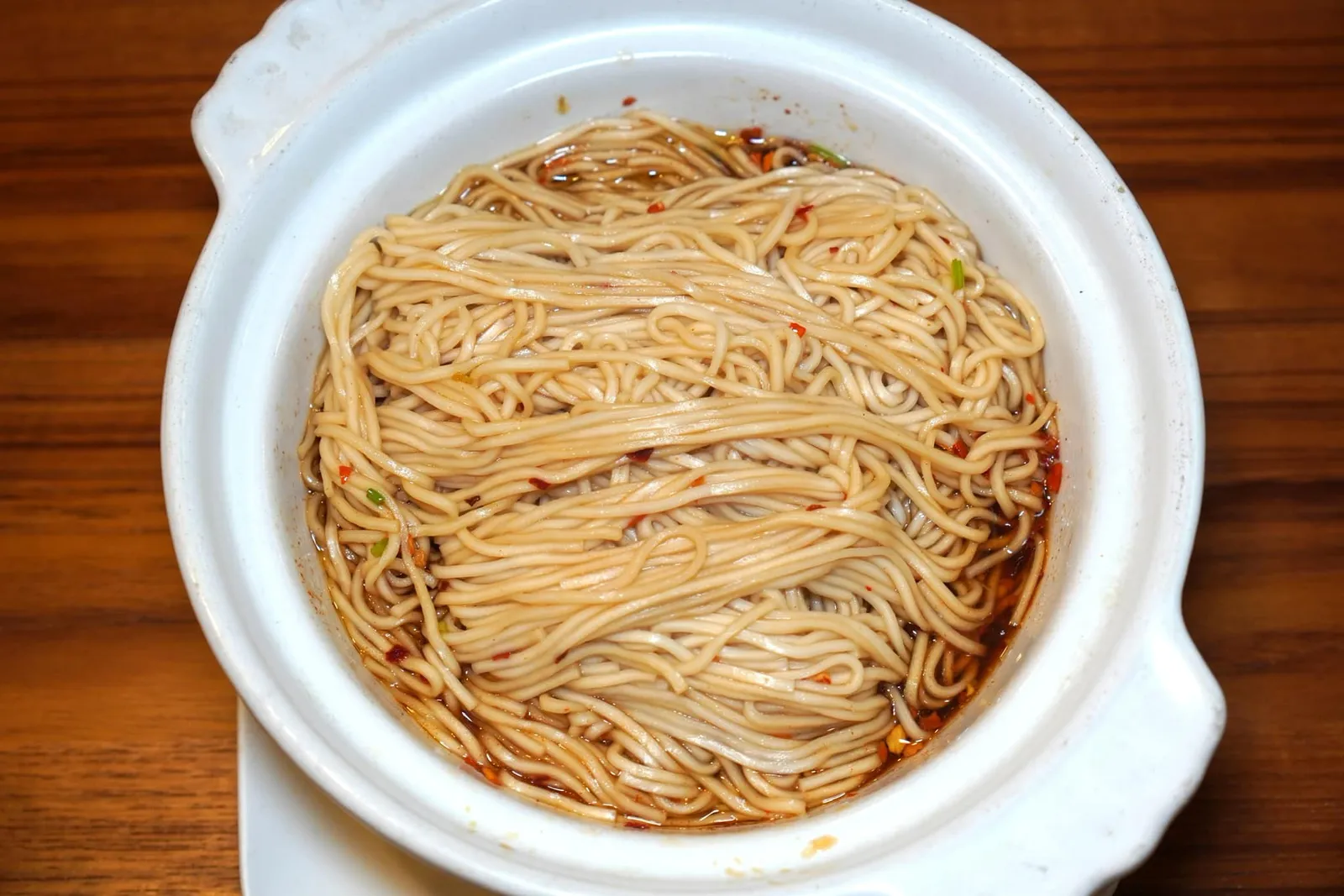 麻辣拌麵 (M) (240 NTD+) Noodles served with spicy and hot sauce (noodles and Serenity's special hot and spicy sauce) อาหารจานหลักจานสุดท้ายคือเส้นก๋วยเตี๋ยวผัดกับซอสพริกสูตรพิเศษของร้าน Serenity ให้ความเผ็ด มัน และอโรมาหอม ๆ ไม่เหมือนใคร ลูกค้าที่ติดใจยังสามารถขอซื้อซอสพริกกลับบ้านมาได้อีกด้วย (14/20)