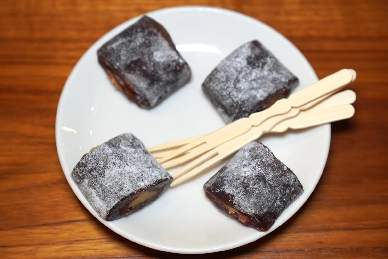 甜点 (Complimentary) Dessert ปิดท้ายด้วยของหวานเป็นขนมโมจิสอดไส้คนละชิ้น (12/20)